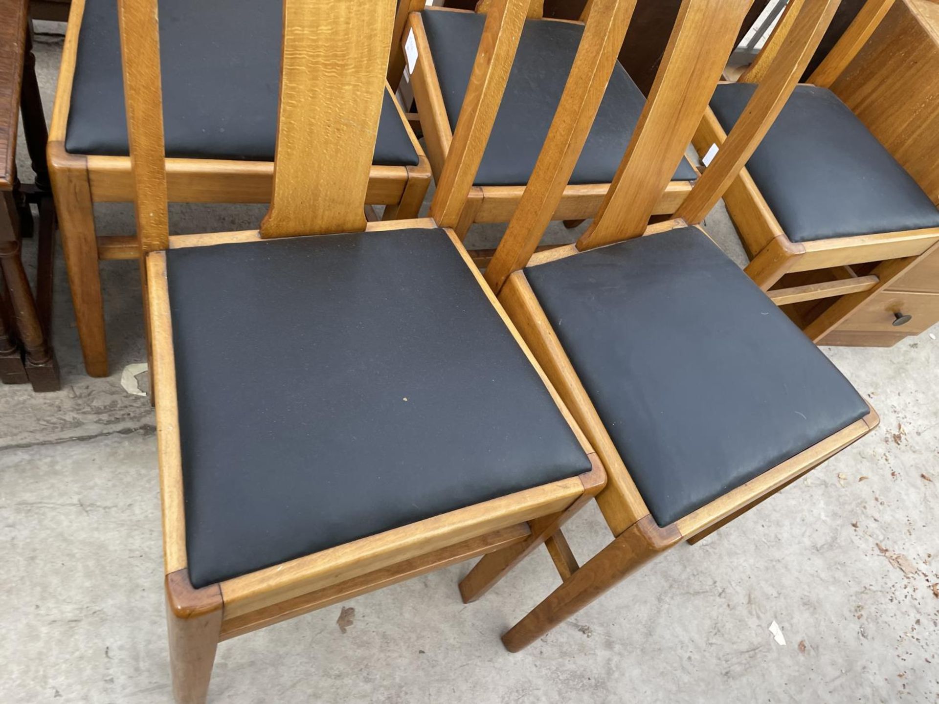 A SET OF FIVE MID 20TH CNETURY DINING CHAIRS - Image 2 of 4