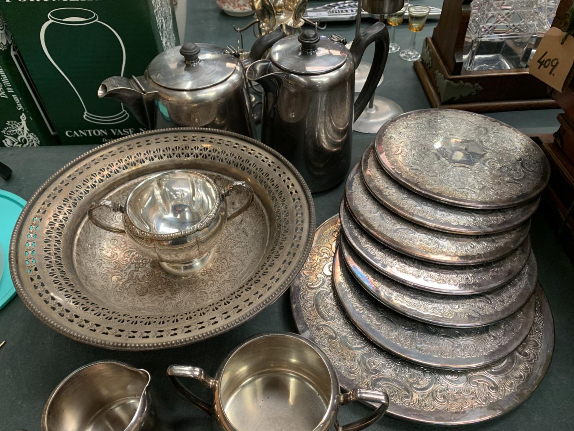 A LARGE QUANTITY OF SILVER PLATE ITEMS TO INCLUDE A COMPORT, FLATWARE, PLACE MATS ETC - Image 3 of 4