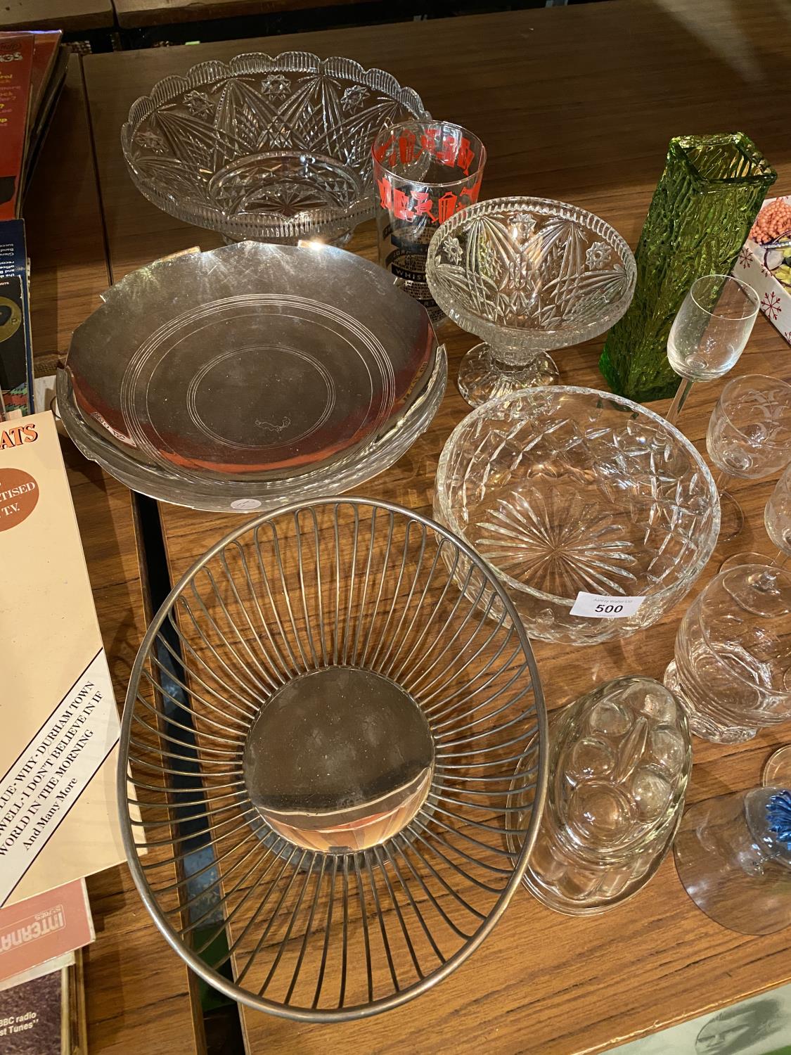 AN ASSORTMENT OF GLASS ITEMS TO ALSO INCLUDE A SILVER PLATE COMPORT AND DECORATIVE FRUIT BOWL - Image 3 of 3