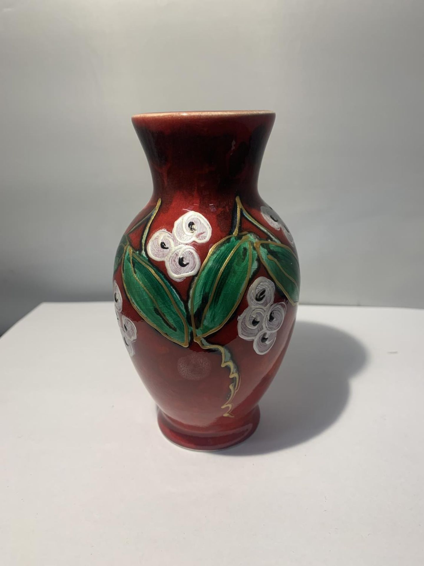 AN ANITA HARRIS WHITE BERRIES VASE HANDPAINTED AND SIGNED IN GOLD