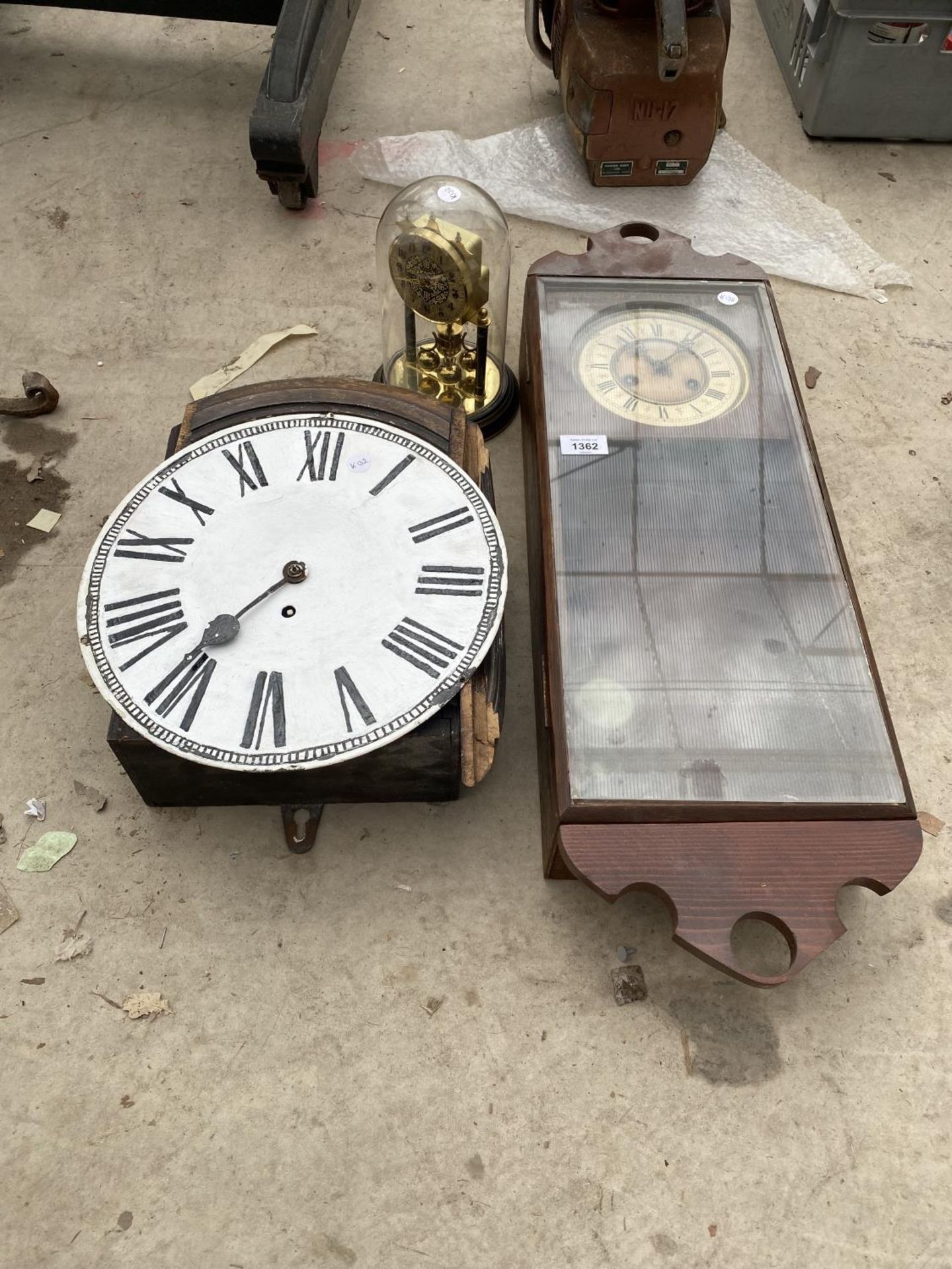 AN ASSORTMENT OF CLOCKS TO INCLUDE A VIENNA WALL CLOCK, A DOME CASED MANTEL CLOCK ETC