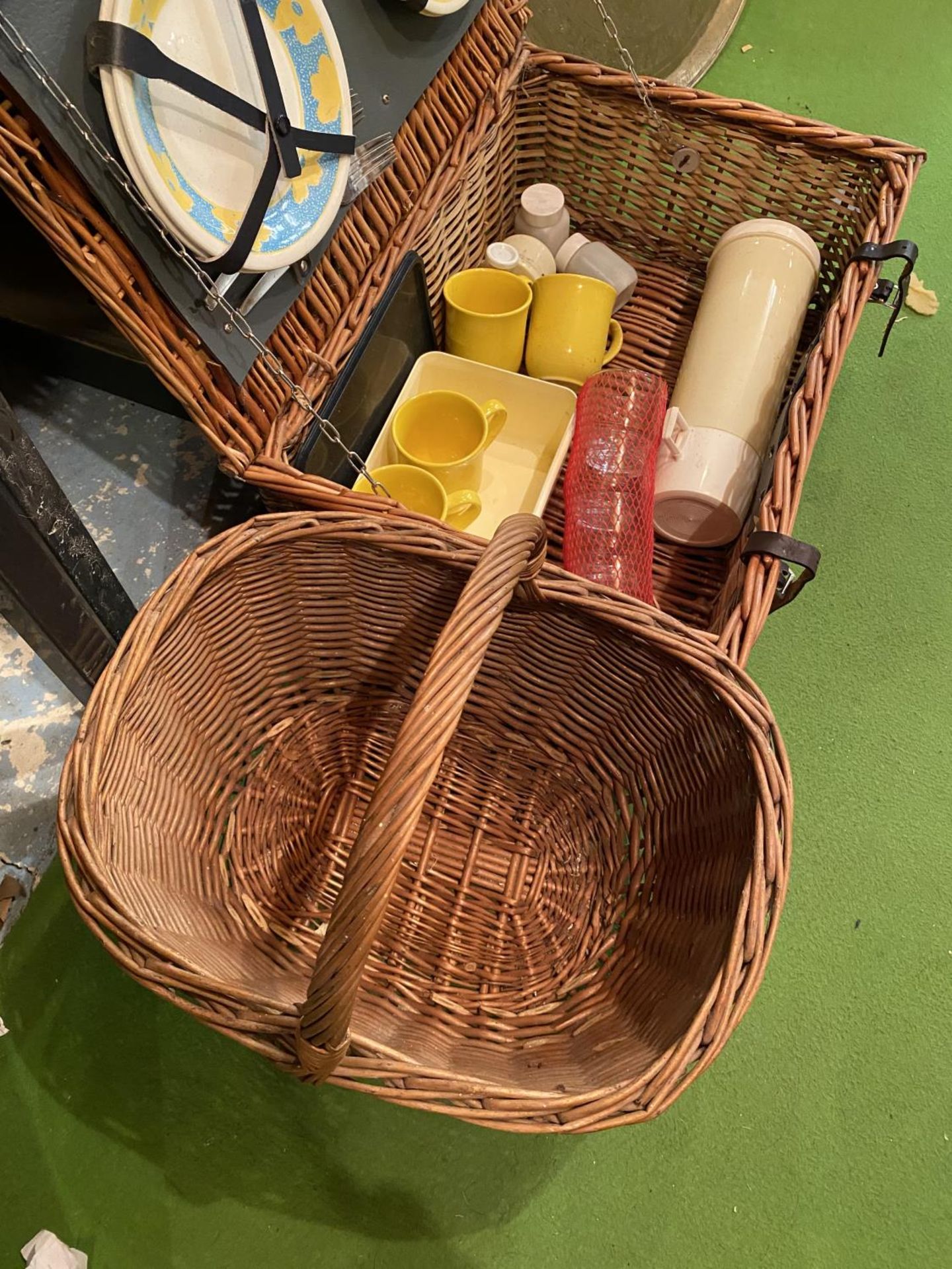 AN ANTLER PICNIC HAMPER TO INCLUDE A FOUR PERSON SET OF PLATES, CUTLERY, MUGS AND DRINKING GLASSES - Image 3 of 3