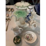 A SELECTION OF CERAMICS INCLUDING THREE SWANS