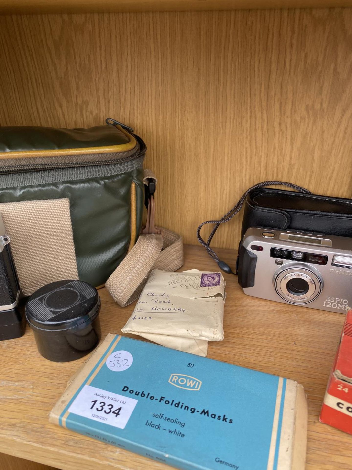 AN ASSORTMENT OF VINTAGE CAMERA EQUIPMENT AND BINOCULARS TO INCLUDE A RICOH 500 ST CAMERA ETC - Image 3 of 4