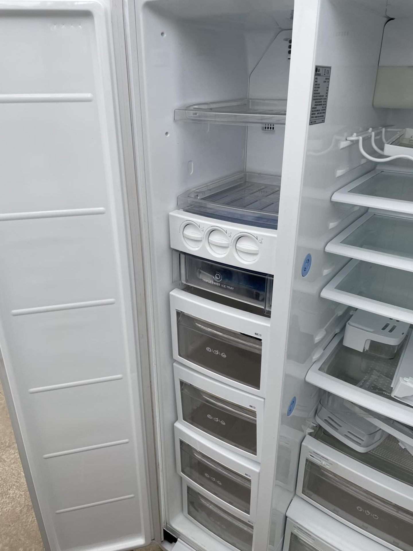 A WHITE LG AMERICAN STYLE FRIDGE FREEZR BELIEVED WORKING BUT NO WARRANTY - Image 3 of 4