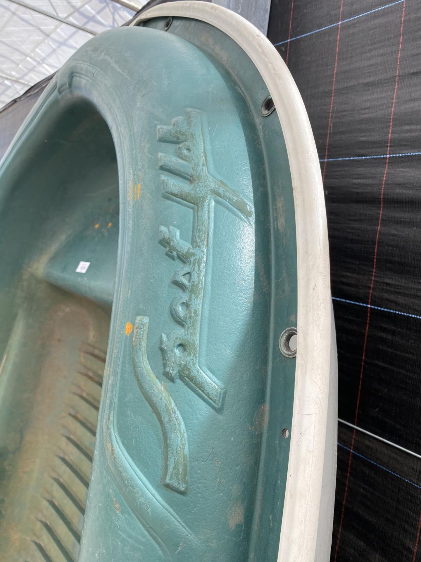 A FIBRE GLASS ROWING BOAT - Image 3 of 3