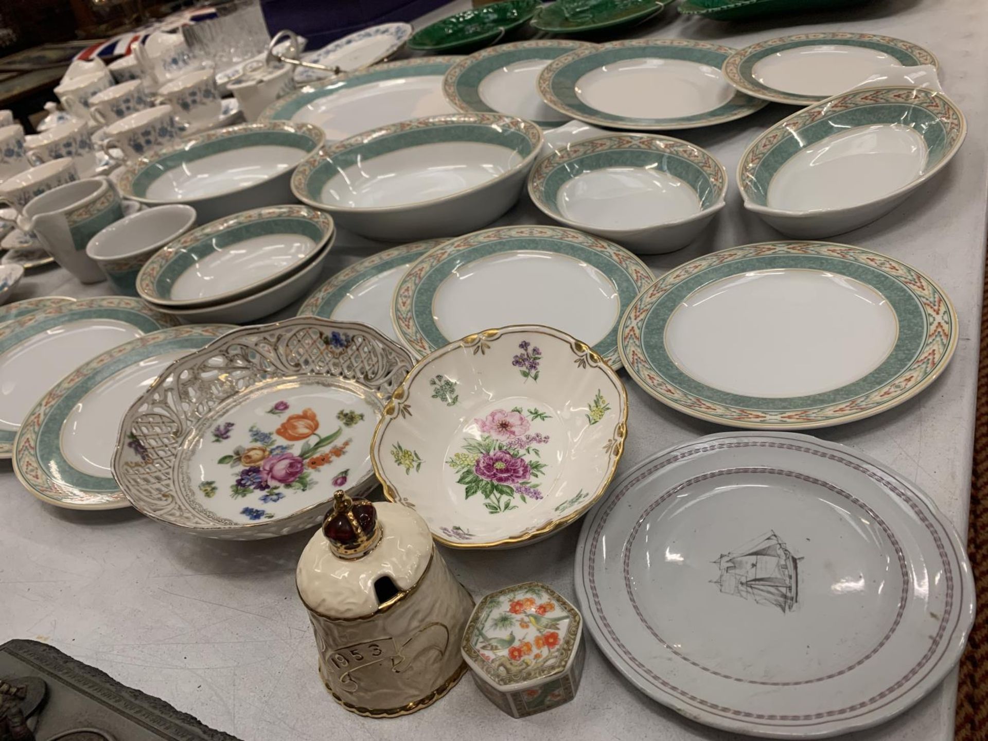 A SELECTION OF ROYAL DOULTON DINNERWARE AND OTHER SMALL DECORATIVE TRINKET TRAYS - Image 2 of 4