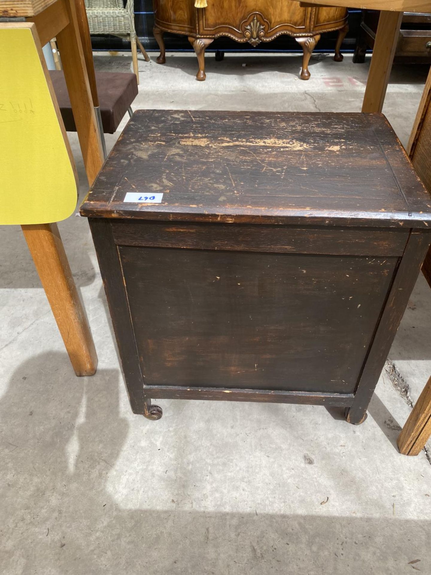 AN EARLY 20TH CENTURY OAK DRESSING TABLE AND CHEST OF DRAWERS W:23.5" ALSO TO INCLUDE A WOODEN - Image 2 of 4