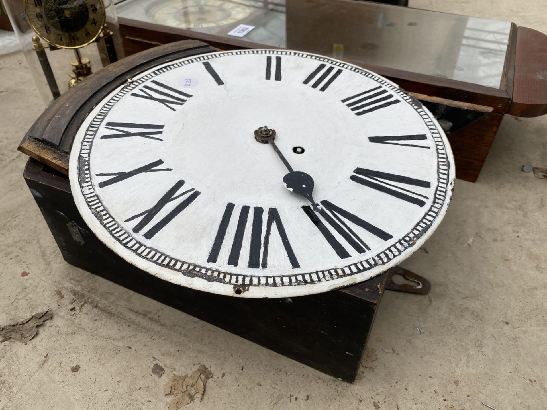 AN ASSORTMENT OF CLOCKS TO INCLUDE A VIENNA WALL CLOCK, A DOME CASED MANTEL CLOCK ETC - Image 3 of 4