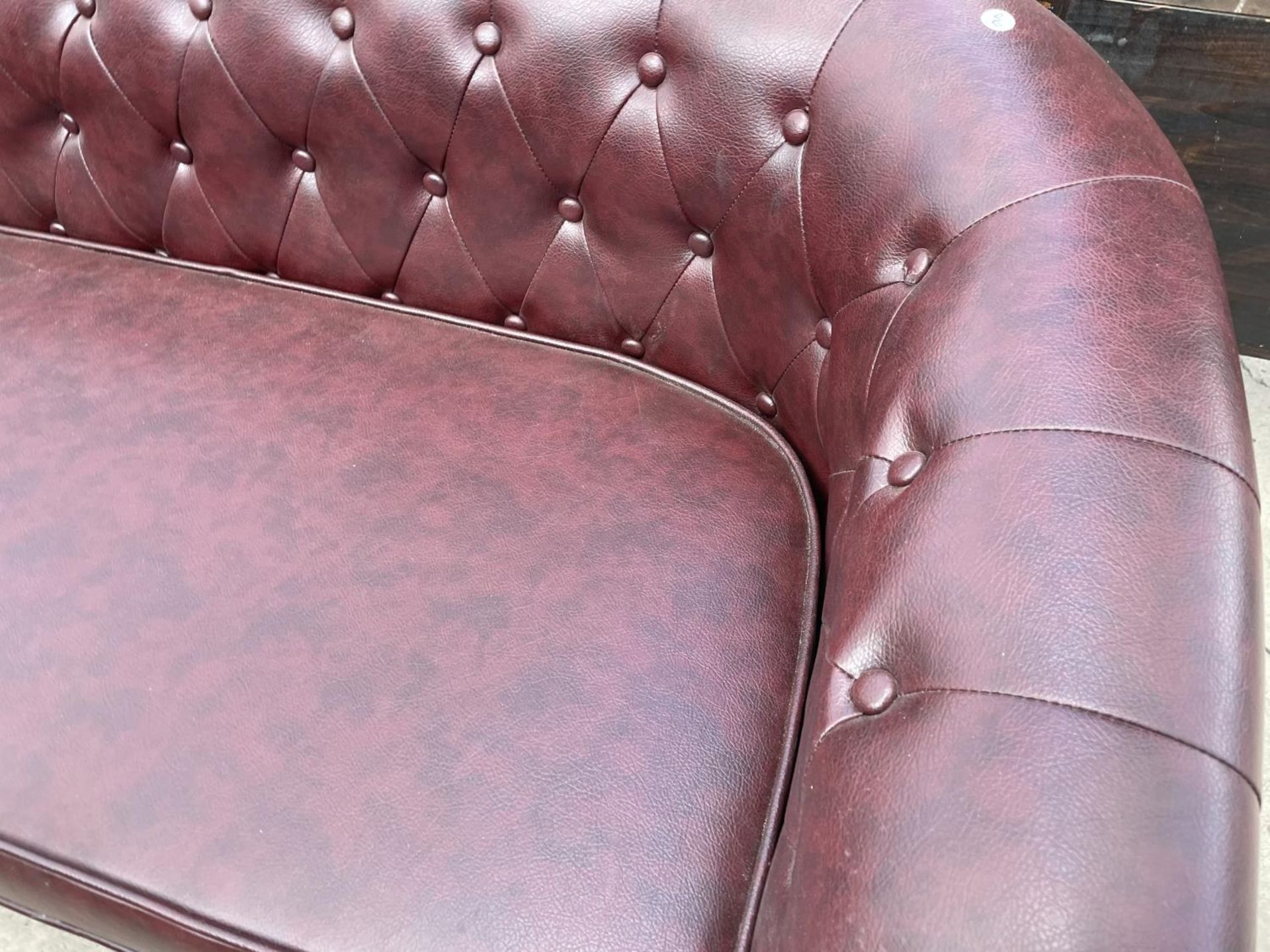 AN OXBLOOD BUTTON-BACK CHESTERFIELD STYLE SETTEE - Image 3 of 4