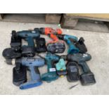 AN ASSORTMENT OF VARIOUS BATTERY DRILLS TO INCLUDE MAKITA AND BLACK AND DECKER TO ALSO INCLUDE