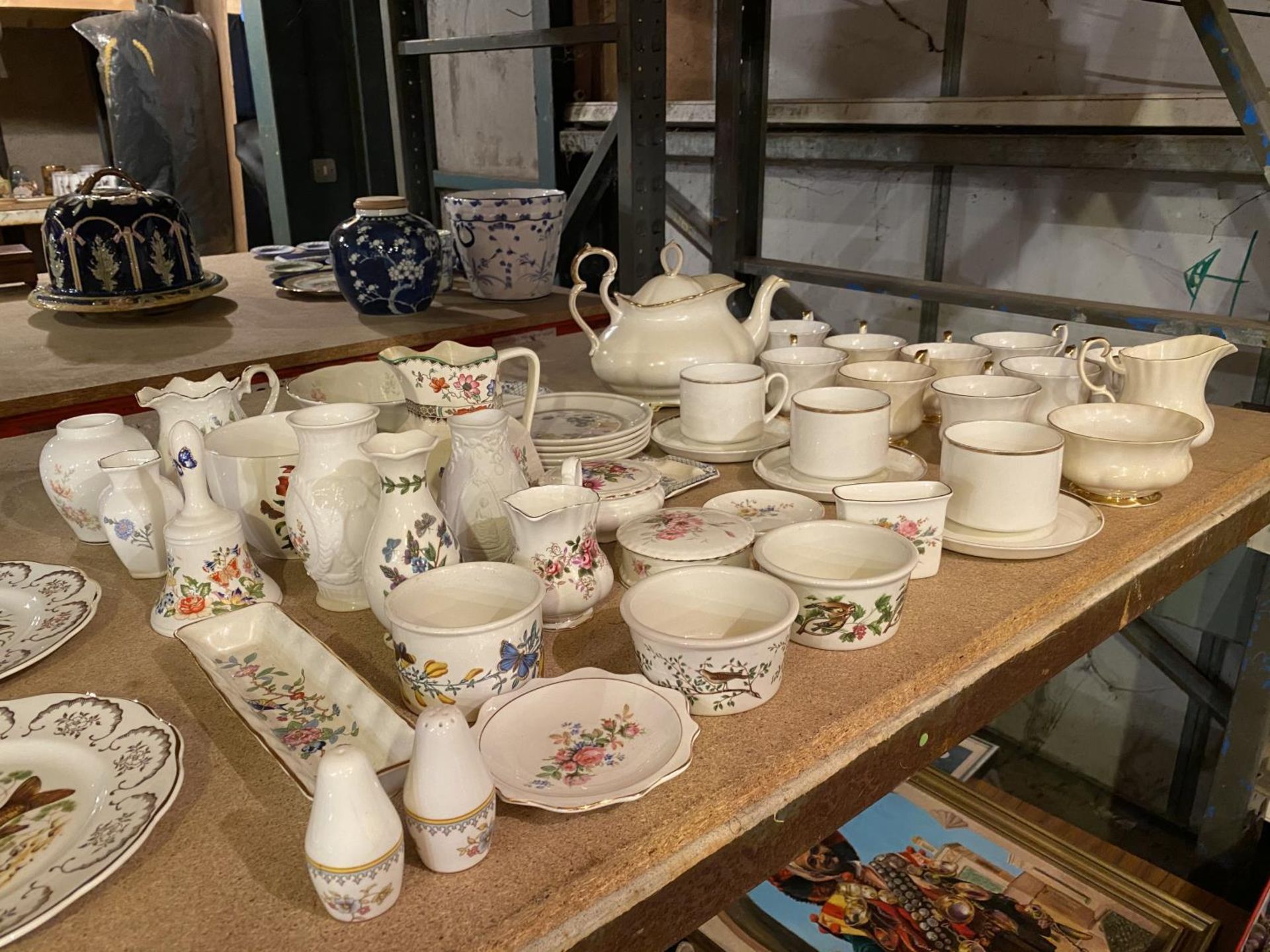 A SELECTION OF CERAMICS TO INCLUDE ROYAL ALBERT TEA CUPS AND TEA POT ALONG WITH FURTHER EXAMPLES