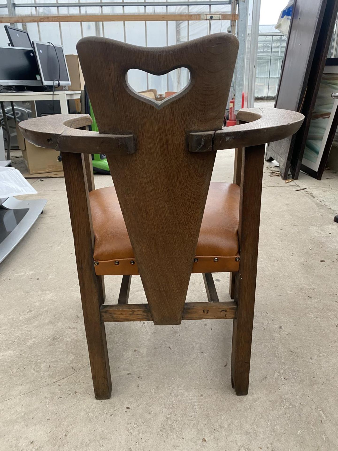 AN OAK ART NOUVEAU TUB CHAIR WITH PLATEAU ARMS AND HEART CARVING TO THE BACK, COMPLETE WITH - Image 4 of 6