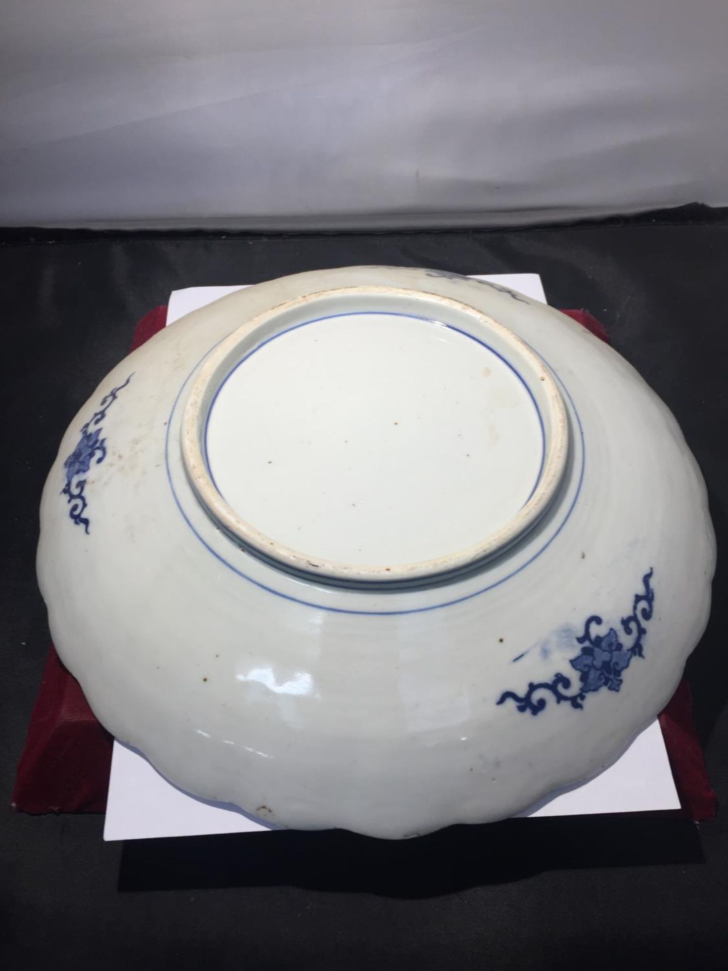 A LARGE JAPANESE BLUE AND WHITE CHARGER DIAMETER 12 INCHES - Image 3 of 4