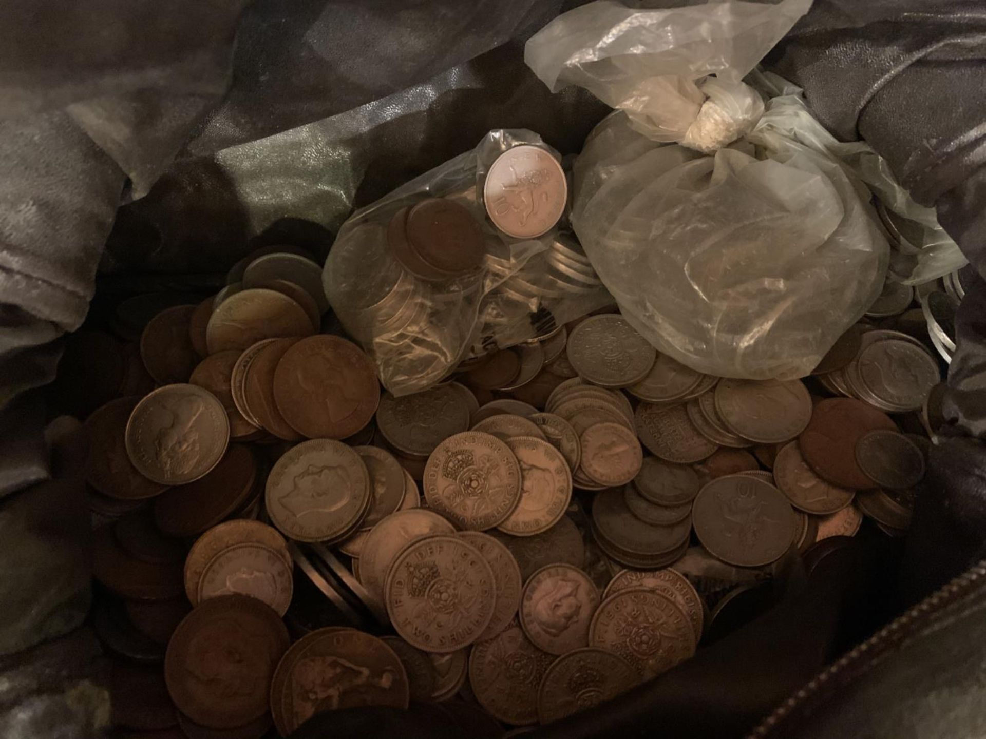 A LARGE COLLECTION OF BRITISH AND FORIEGN COINS TO INCLUDE ONE PENNY, HALF PENNY, SIX PENCE, TWO - Image 3 of 4