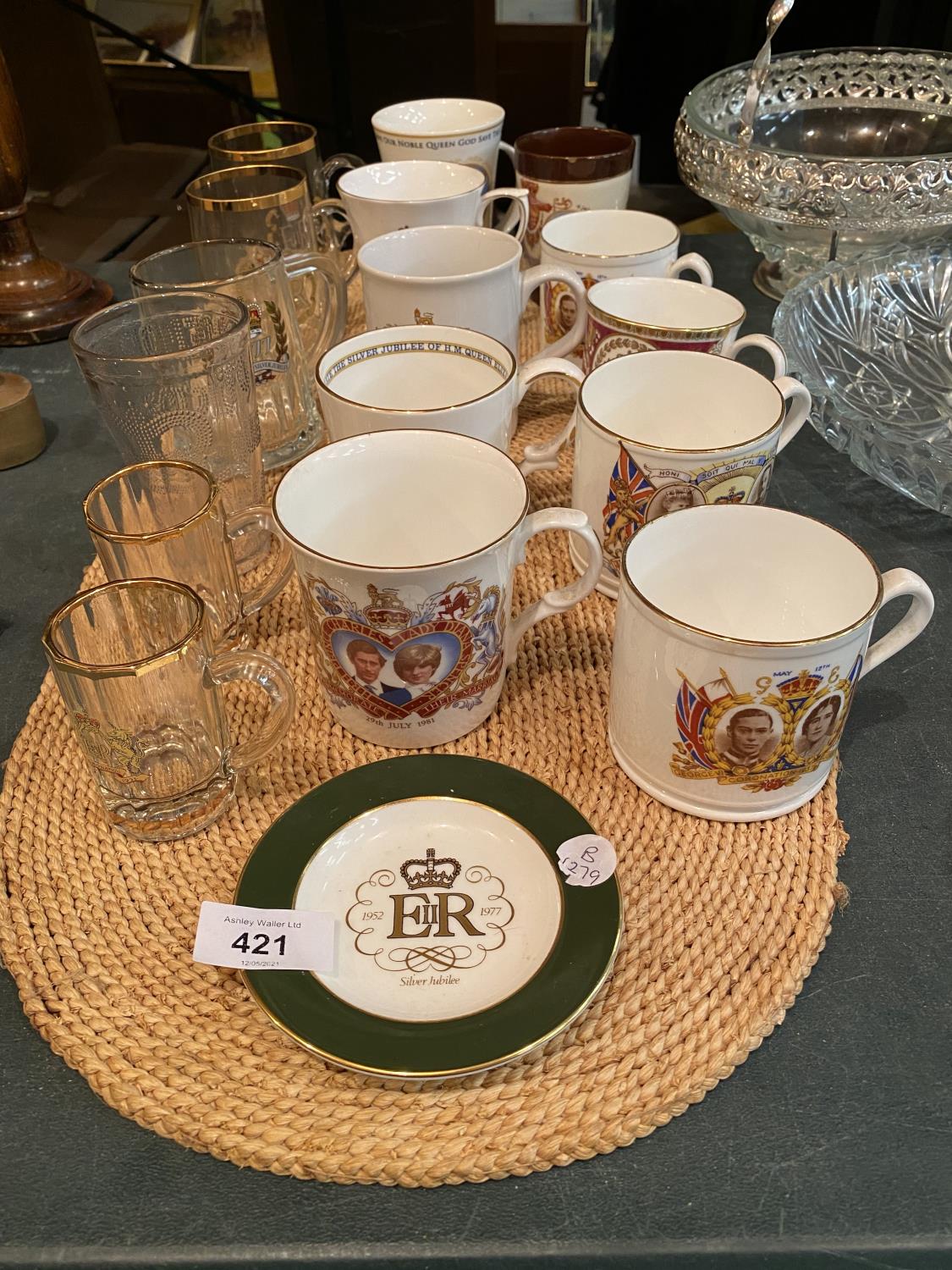 A SELECTION OF MUGS AND GLASSES OF ROYAL MEMORABELIA INCLUDING A COMMEMORATIVE MUG OF THE CORONATION - Image 2 of 3