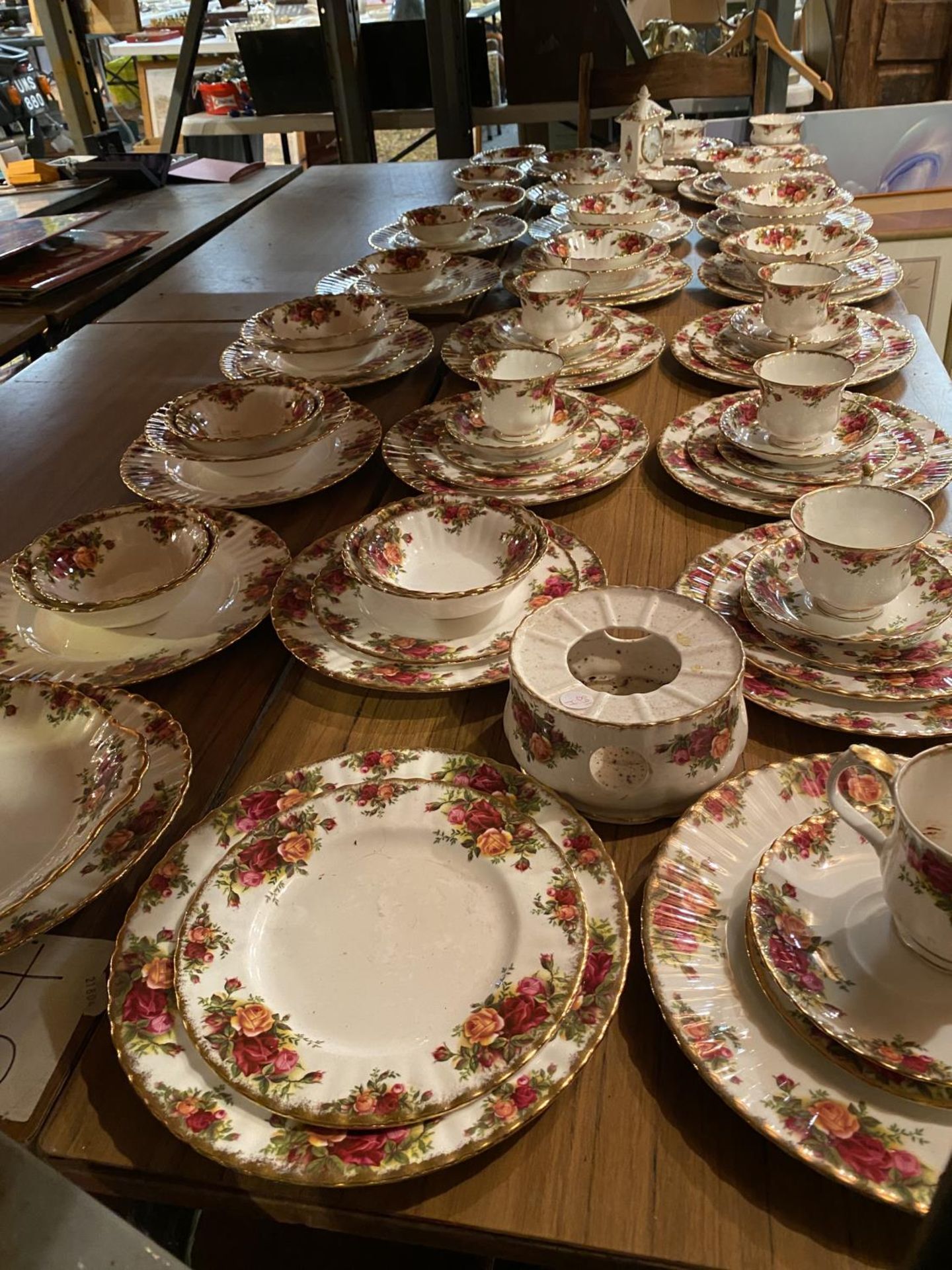 A VERY LARGE COLLECTION OF ROYAL ALBERT 'OLD COUNTRY ROSES' TO INCLUDE DINNER PLATES, SIDE PLATES,