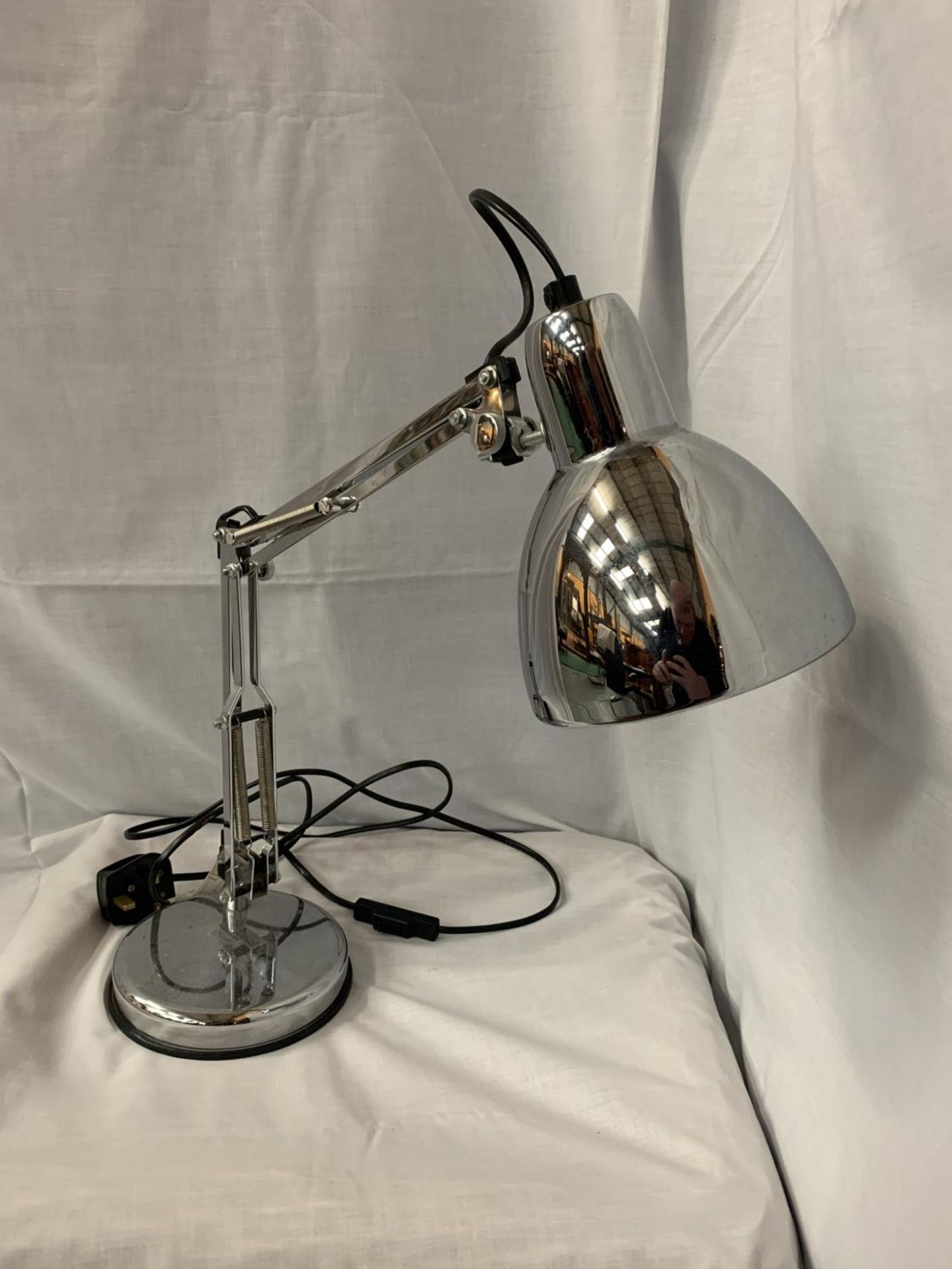 A CHROME ANGLE POISE DESK LAMP - Image 3 of 3