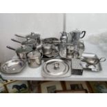 A LARGE ASSORTMENT OF STAINKLESS STEEL KITCHEN WARE TO INCLUDE PANS, TEAPOTS AND DISHES ETC