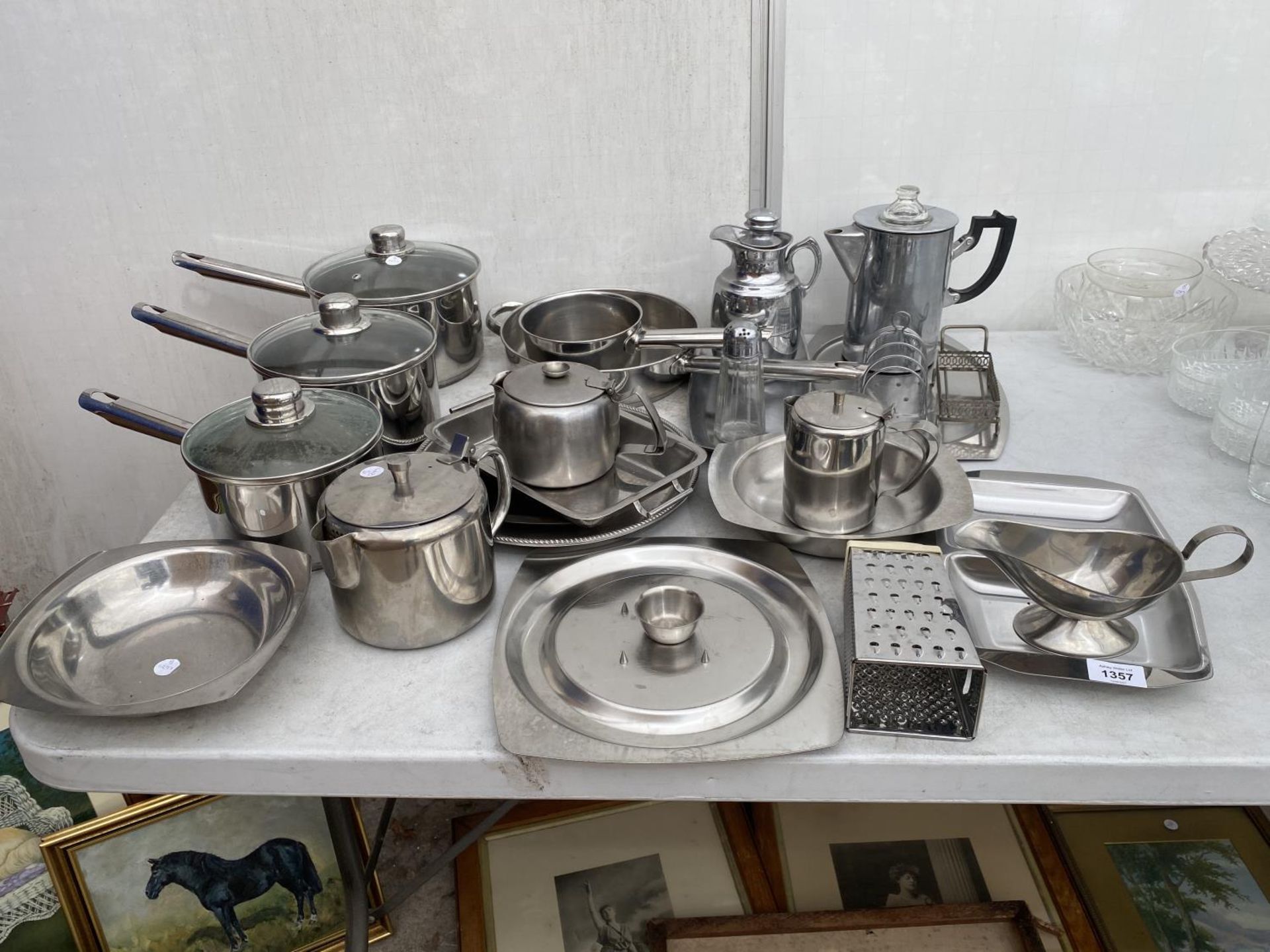 A LARGE ASSORTMENT OF STAINKLESS STEEL KITCHEN WARE TO INCLUDE PANS, TEAPOTS AND DISHES ETC