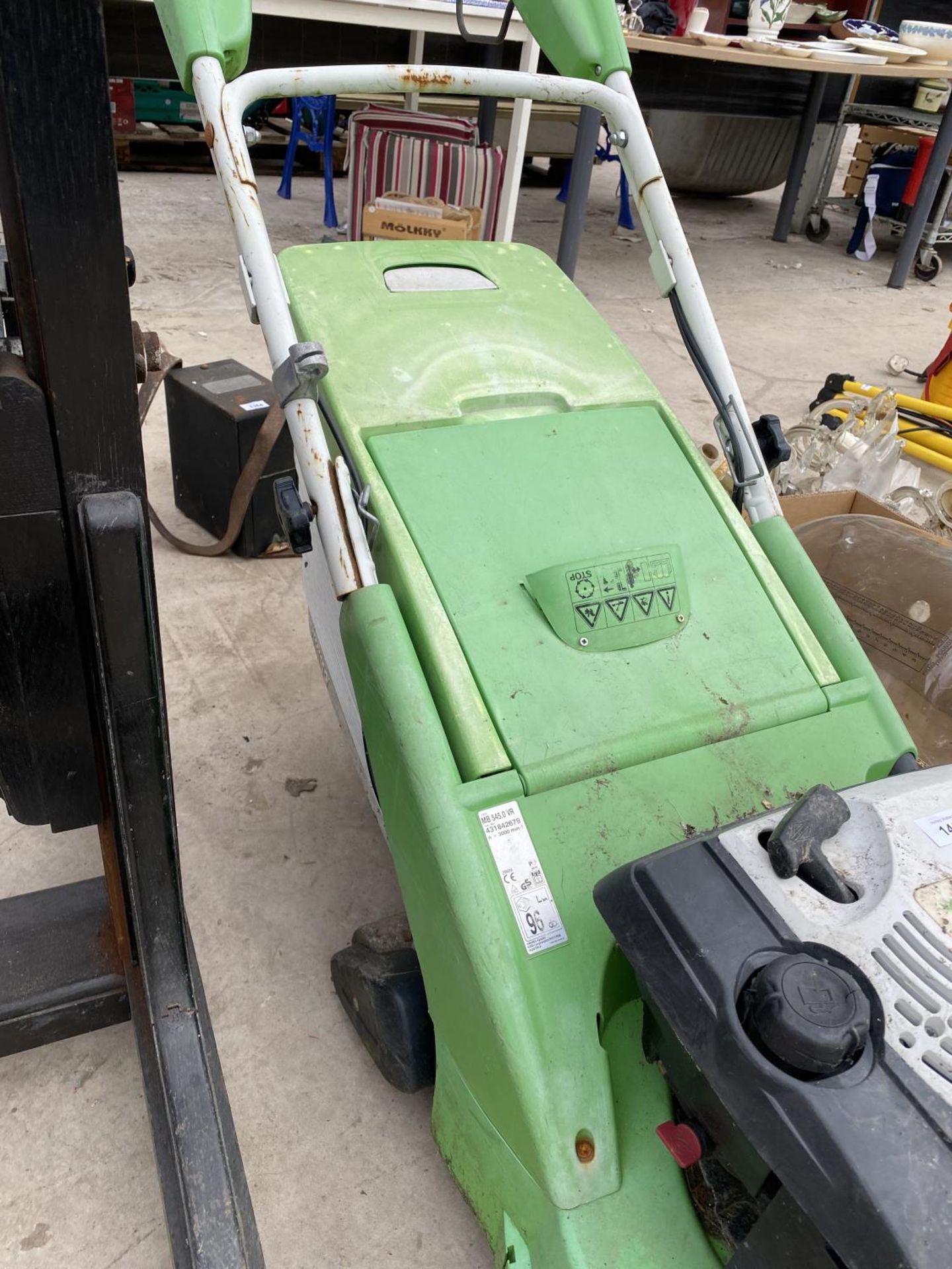 A VIKING MB 545 VR PETROL LAWN MOWER WITH GRASS BOX - Image 3 of 4