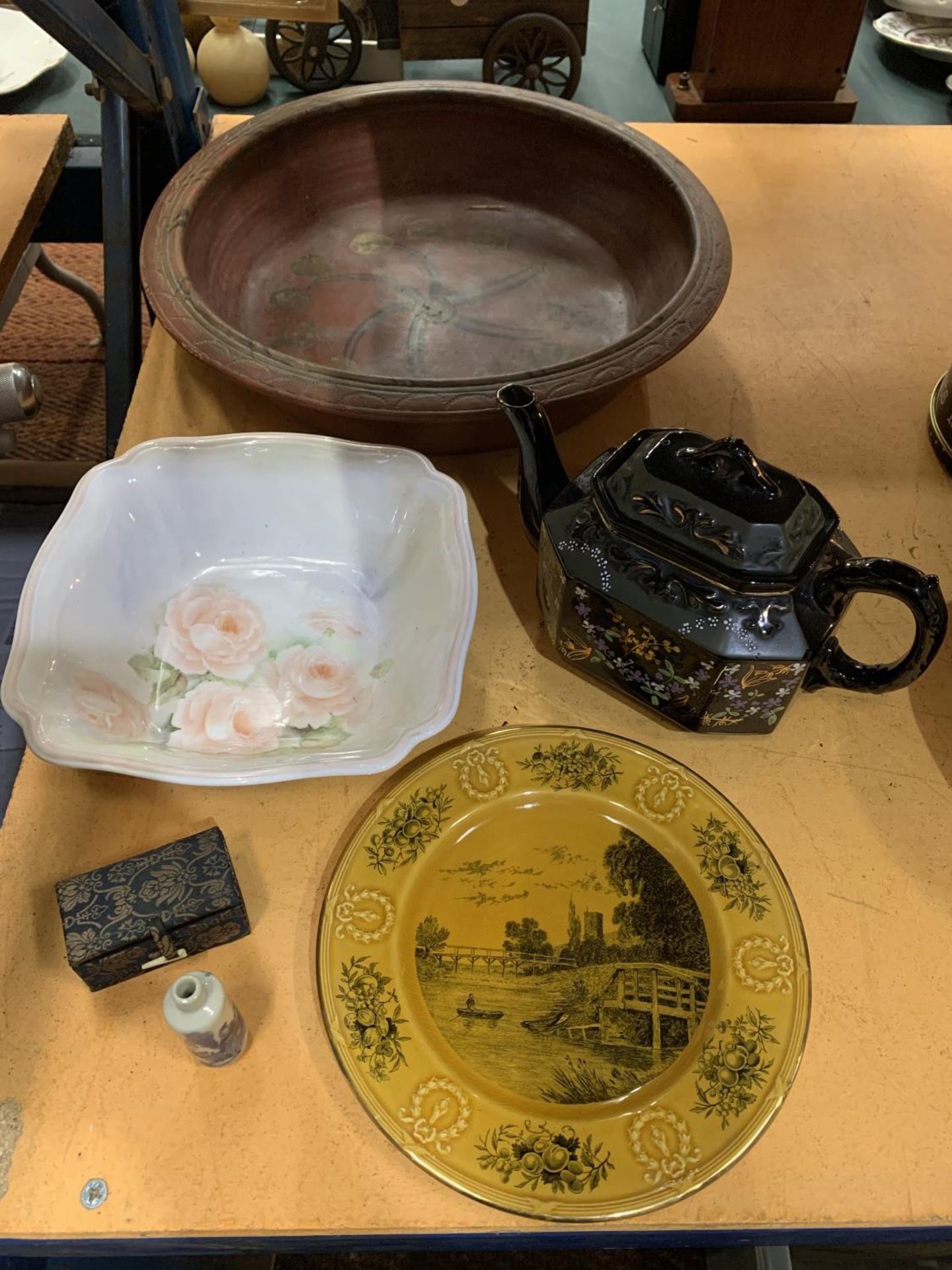 A VARIETY OF VINTAGE CERAMICS