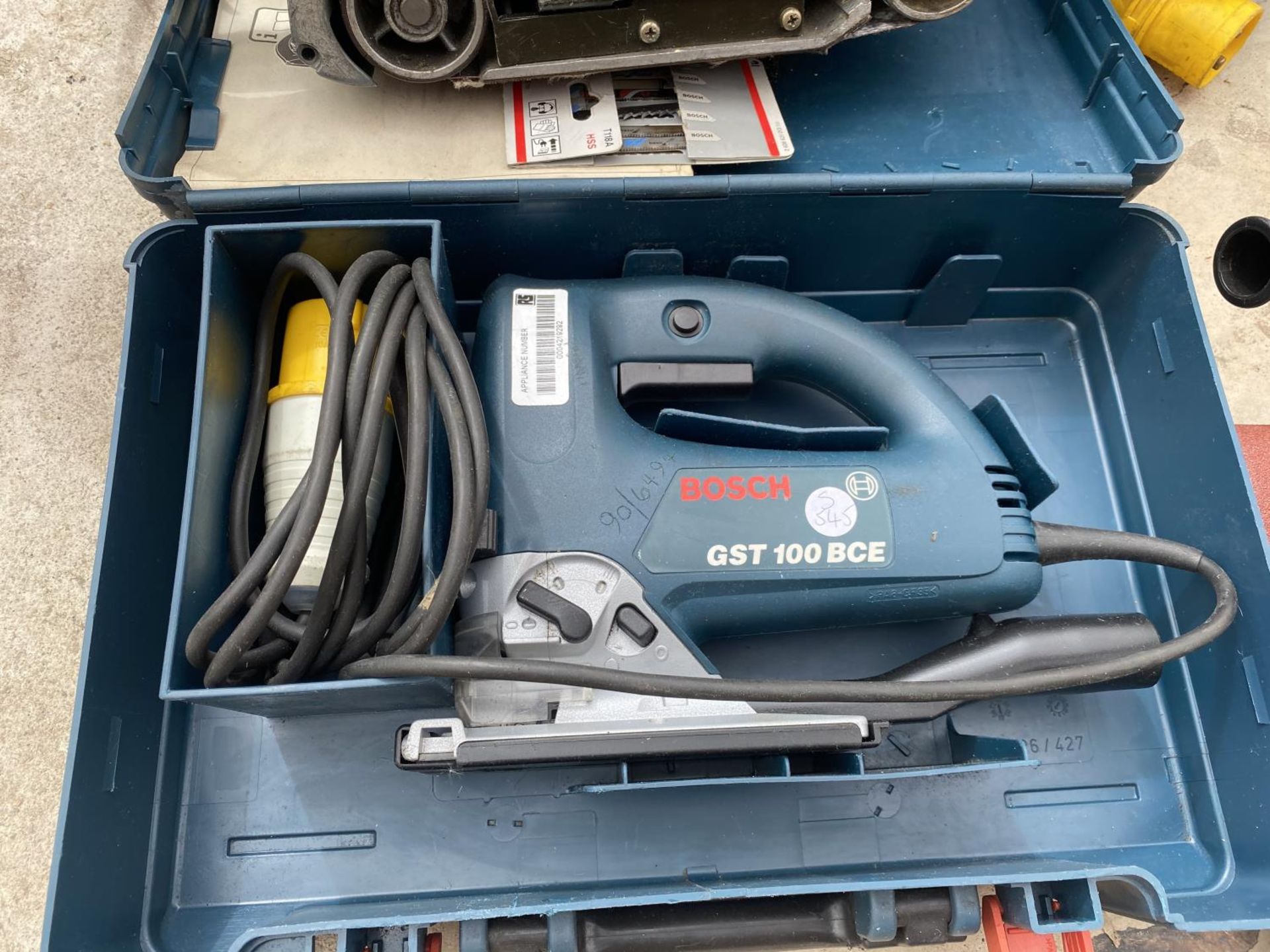 AN ASSORTMENT OF POWER TOOLS TO INCLUDE A BELT SANDER, A BOSCH JIGSAW AND A MAKITA GRINDER ETC - Image 2 of 5