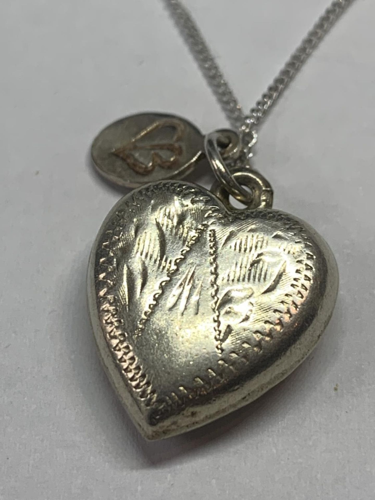 A MARKED 925 SILVER HEART PENDANT AND CHAIN IN A PRESENTATION BOX - Image 3 of 5