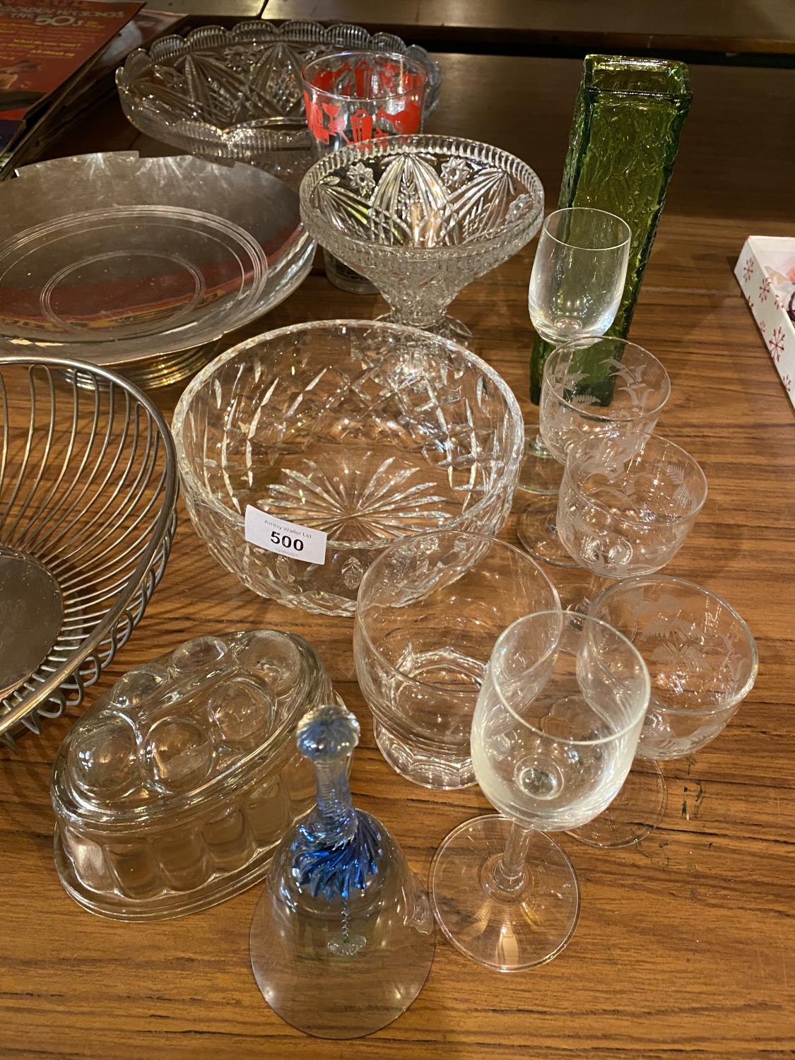 AN ASSORTMENT OF GLASS ITEMS TO ALSO INCLUDE A SILVER PLATE COMPORT AND DECORATIVE FRUIT BOWL - Image 2 of 3