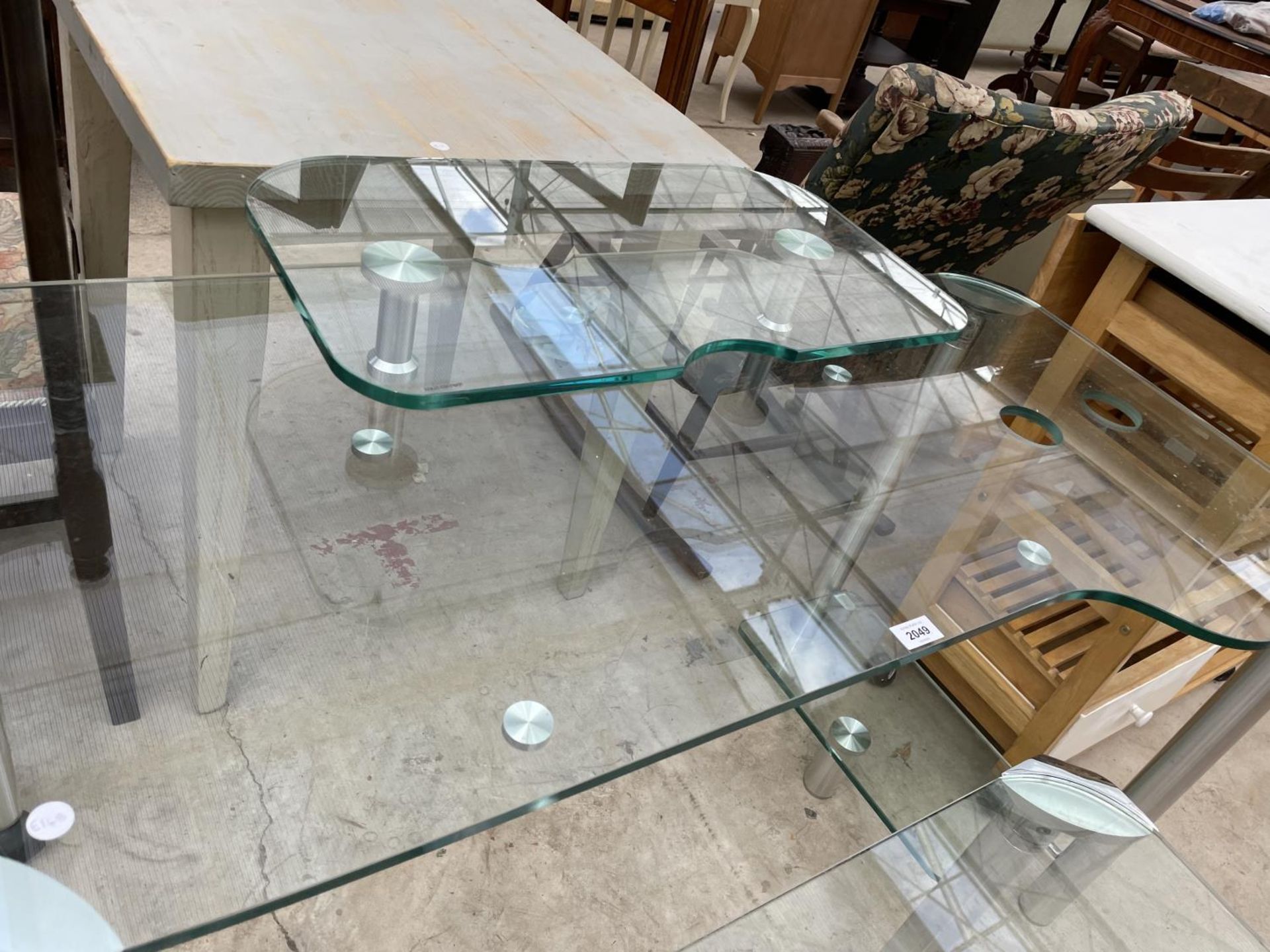 A MODERN GLASS COMPUTER TABLE AND SQUARE TABLE - Image 3 of 4
