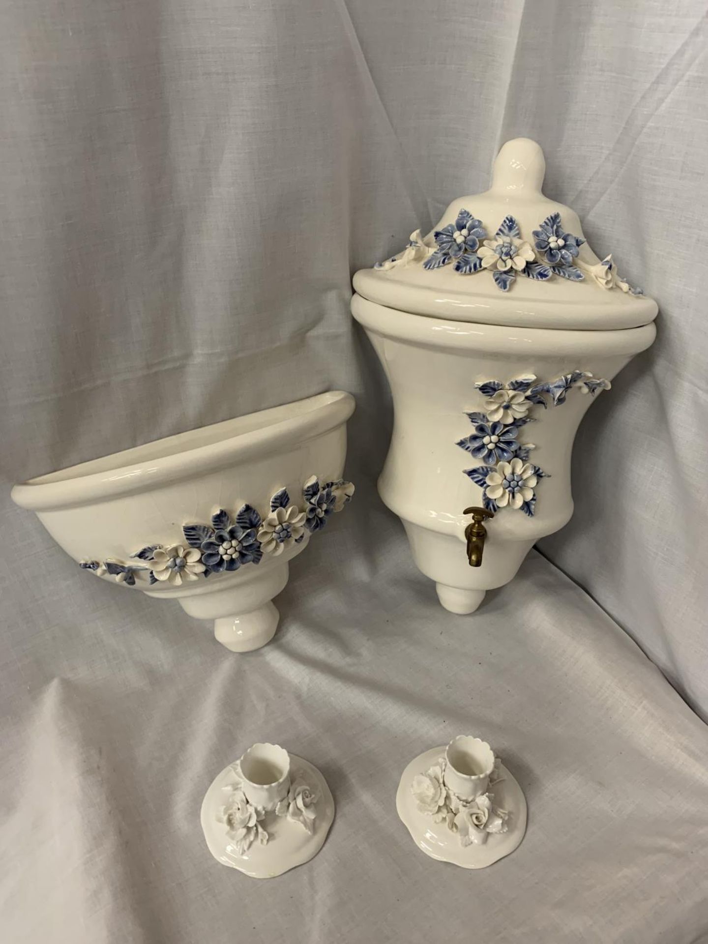 A PAIR OF CERAMIC WALL MOUNTED WATER VESSEL AND BOWLWITH DECORATIVE BLUE AND WHITE FLOWERS IN