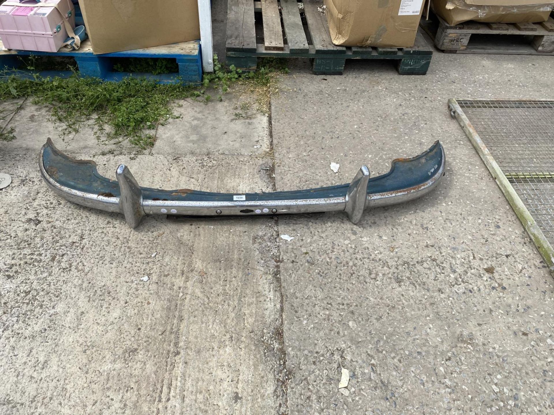 A CHROME CAR BUMPER BELIEVED TO BE FROM A MORRIS MINOR - Image 2 of 6