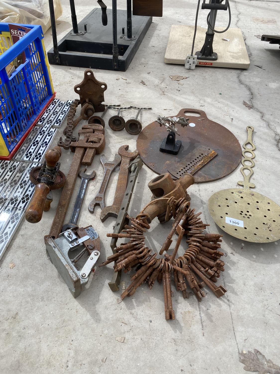 AN ASSORTMENT OF VINTAGE ITEMS TO INCLUDE A LARGE BUNCH OF VINTAGE KEYS, VINTAGE TOOLS AND PATTERNED - Image 6 of 6