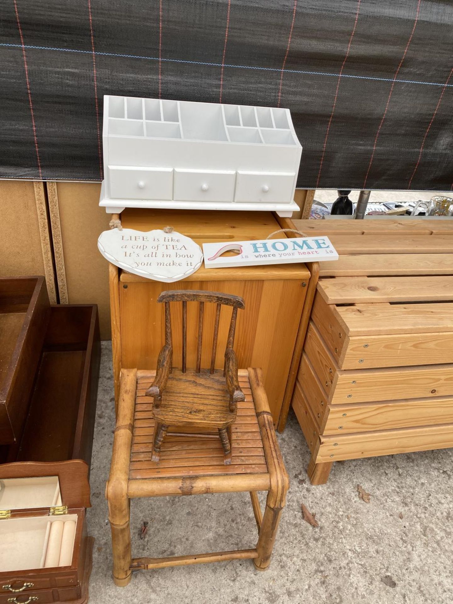 AN ASSORTMENT OF TREEN ITEMS TO INCLUDE A JEWELLERY BOX, A SMALL WOODEN ROCKING CHAIR AND A STOOL - Image 3 of 4