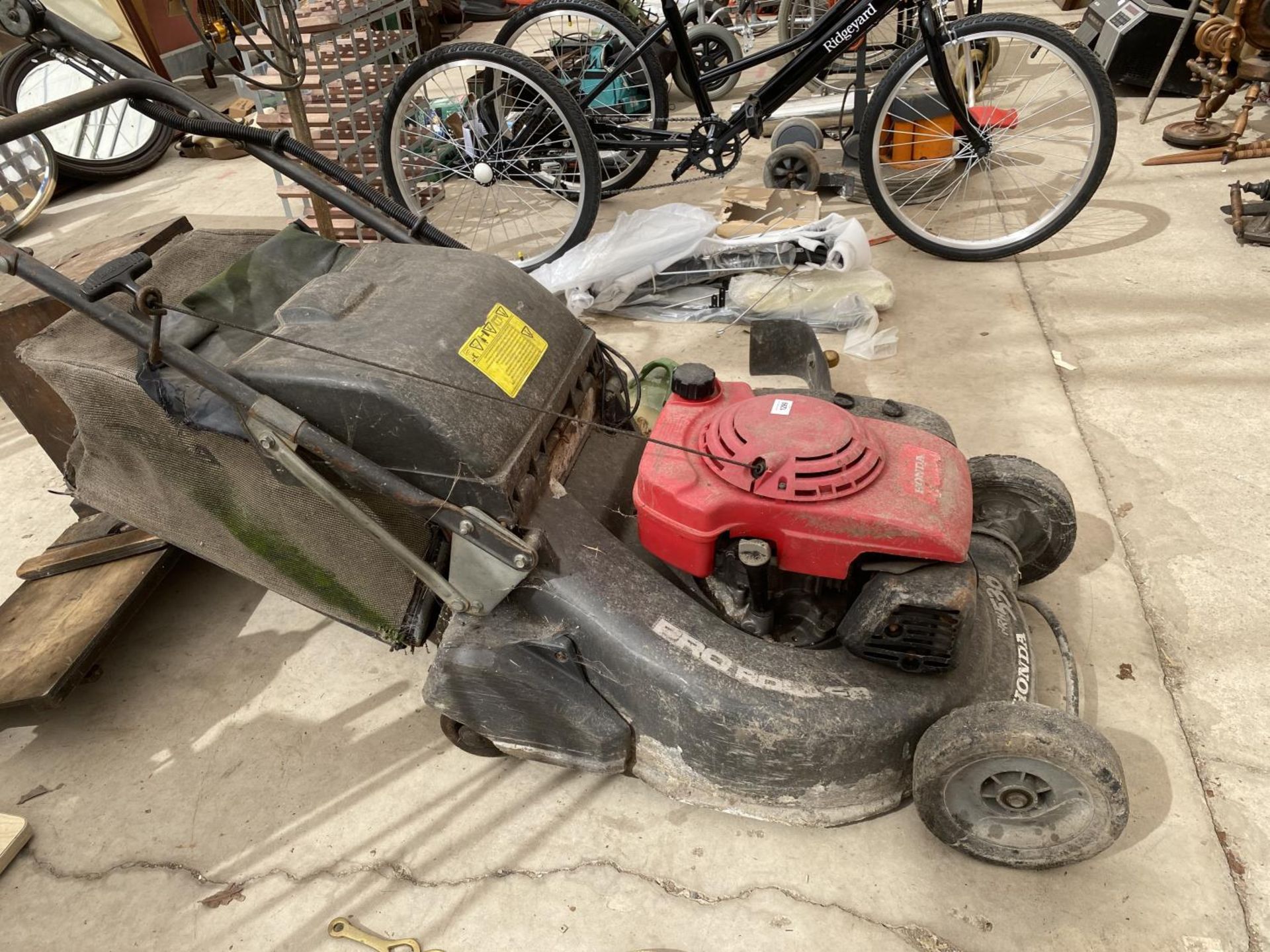 A HONDA HRH536 PETROL LAWNMOWER WITH GRASS BOX - Image 2 of 4