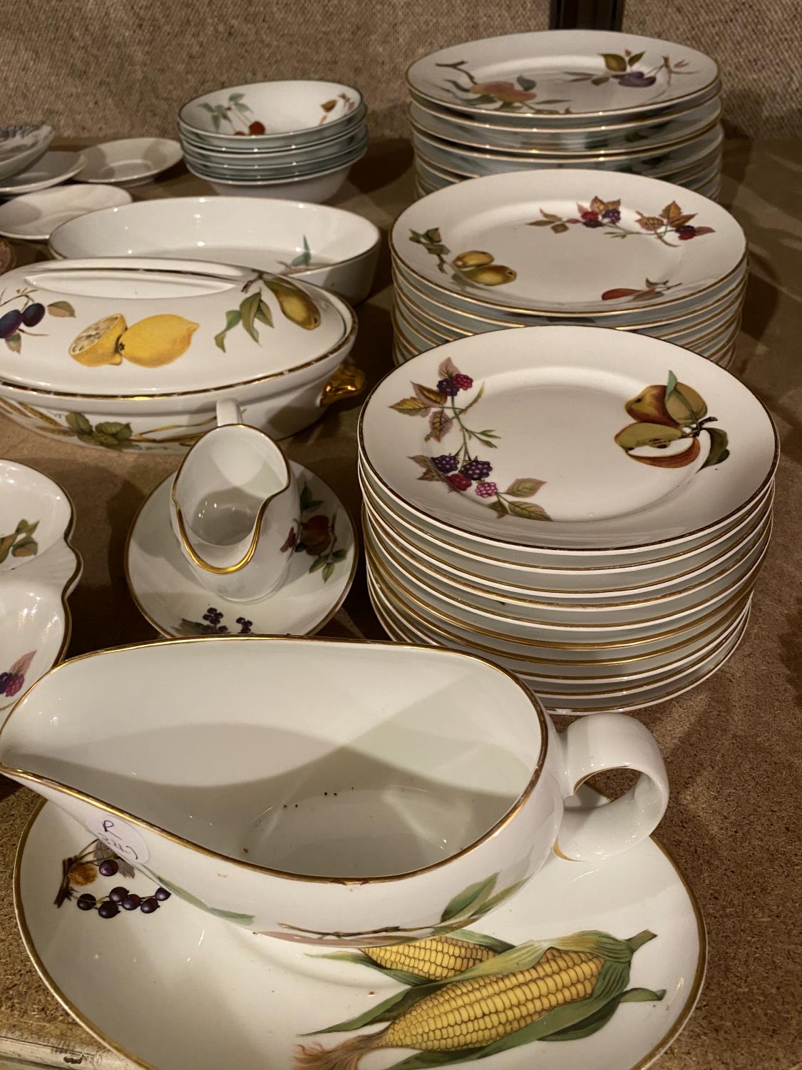 A LARGE COLLECTION OF ROYAL WORCESTER EVESHAM DINNER WARE TO INCLUDE DINNER PLATES, SIDE PLATES, - Image 5 of 5