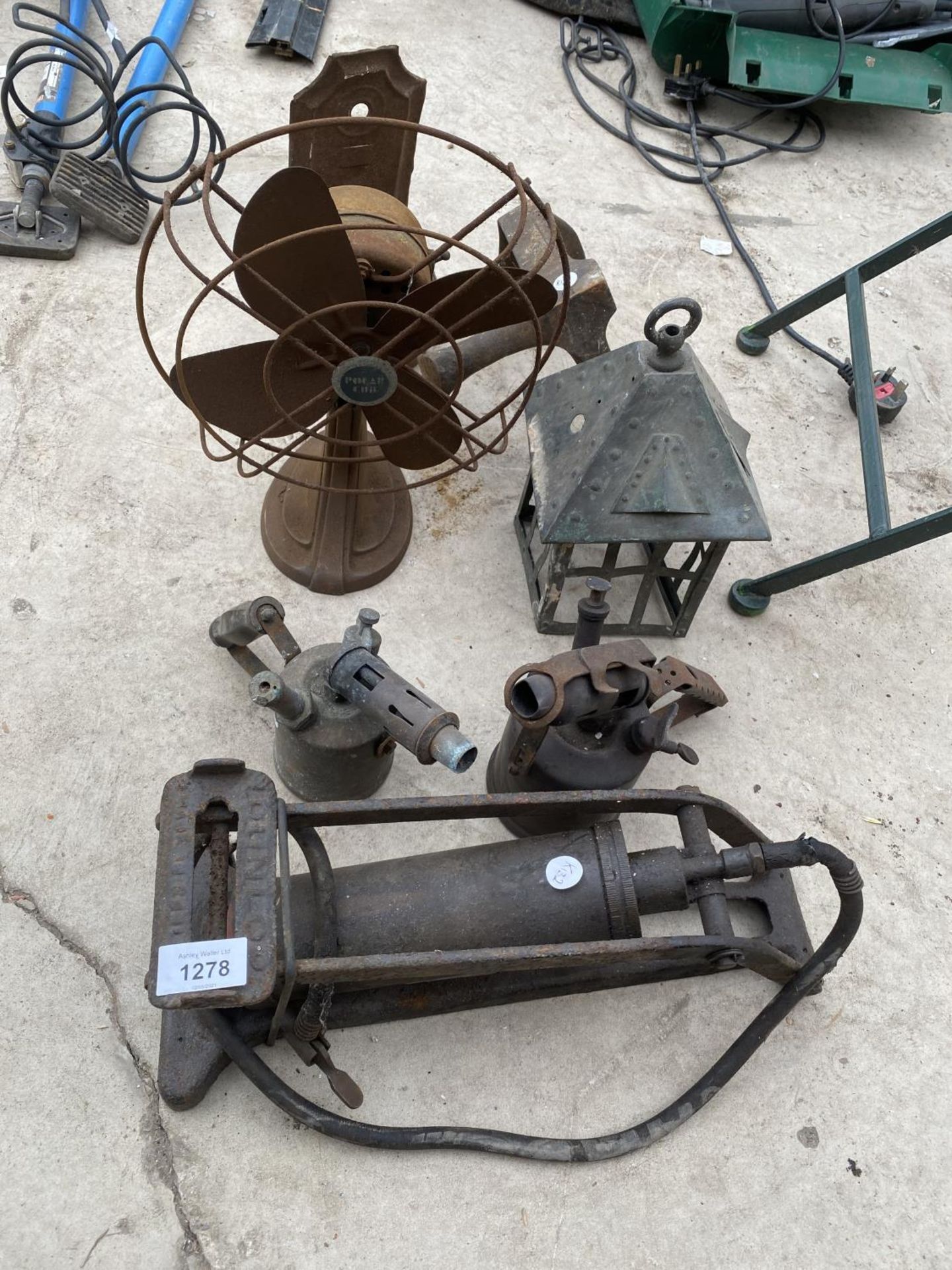 AN ASSORTMENT OF VITAGE ITEMS TO INCLUDE TWO BLOW TORCHES, A FOOT PUMP AND A FAN ETC