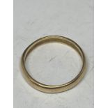 A 9 CARAT GOLD WEDDING BAND GROSS WEIGHT 2.6g SIZE N