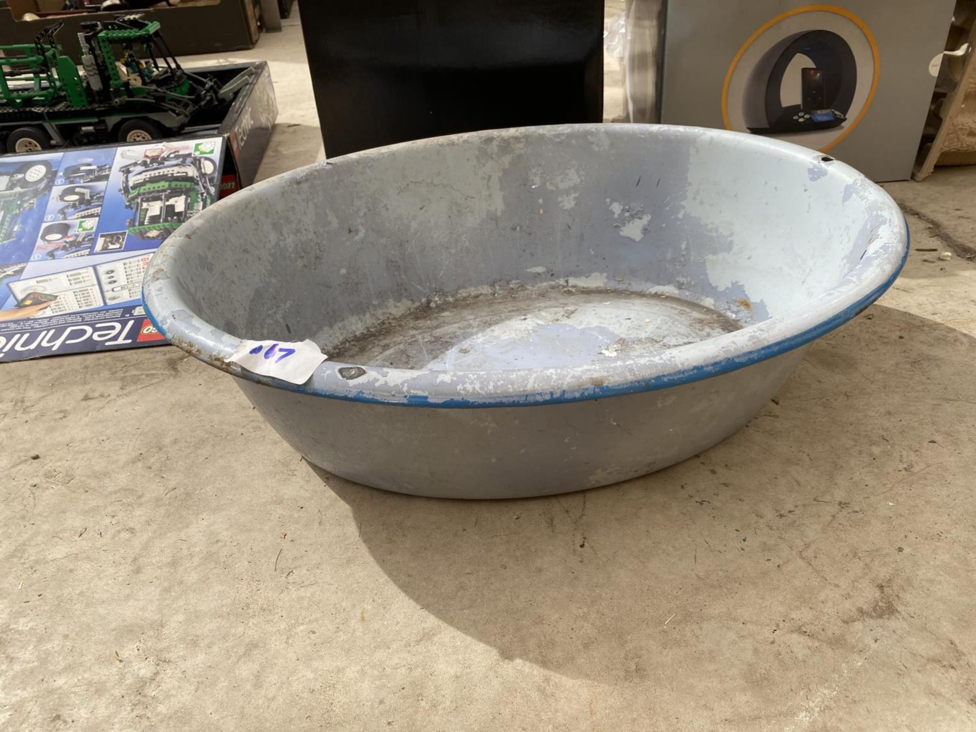 A GALVANISED BUCKET, AN ENAMEL PAN AND AN ENAMEL WASH BOWL - Image 4 of 4