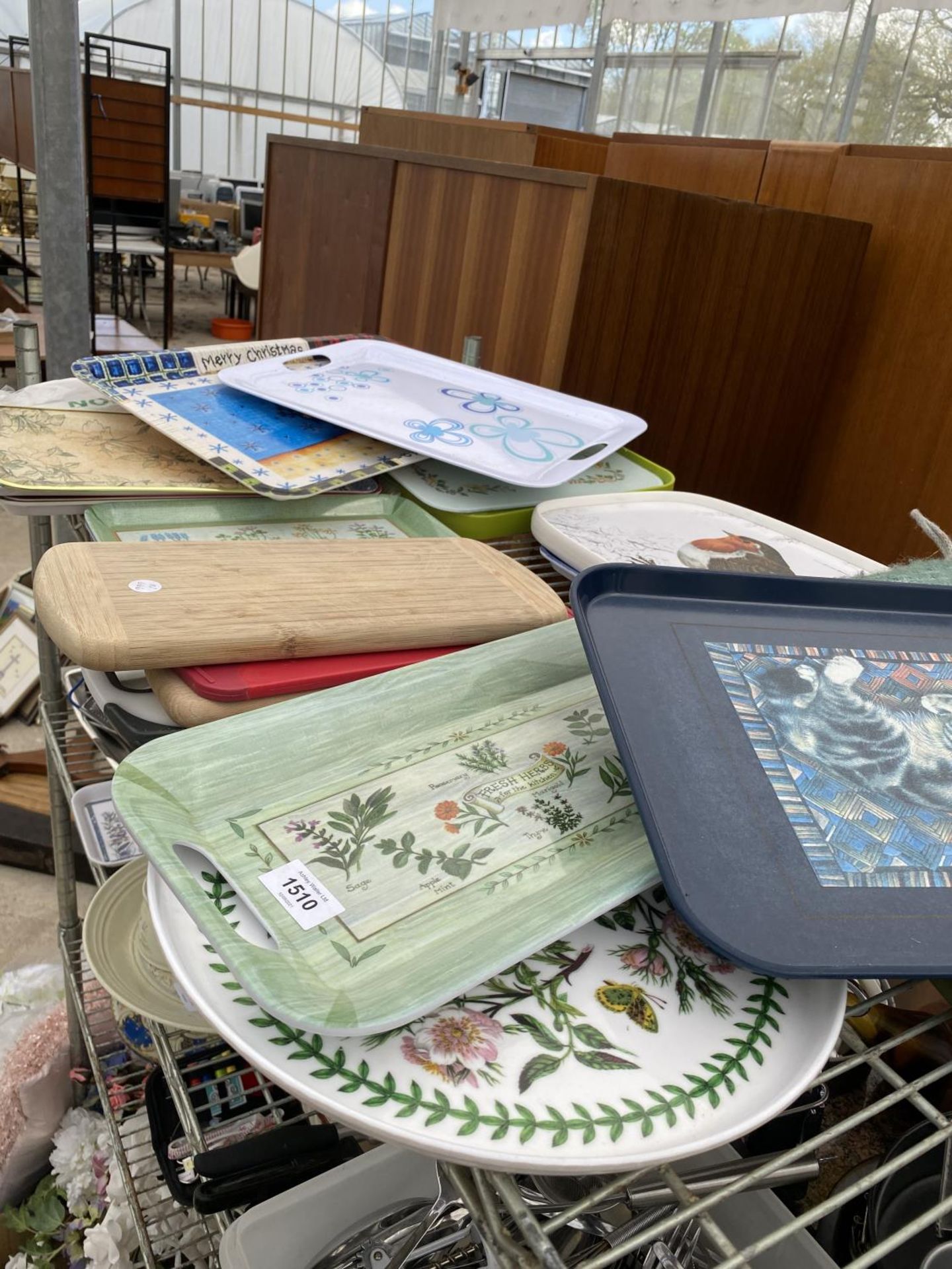 A LARGE QUANTITY OF CHOPPING BOARDS AND TRAYS