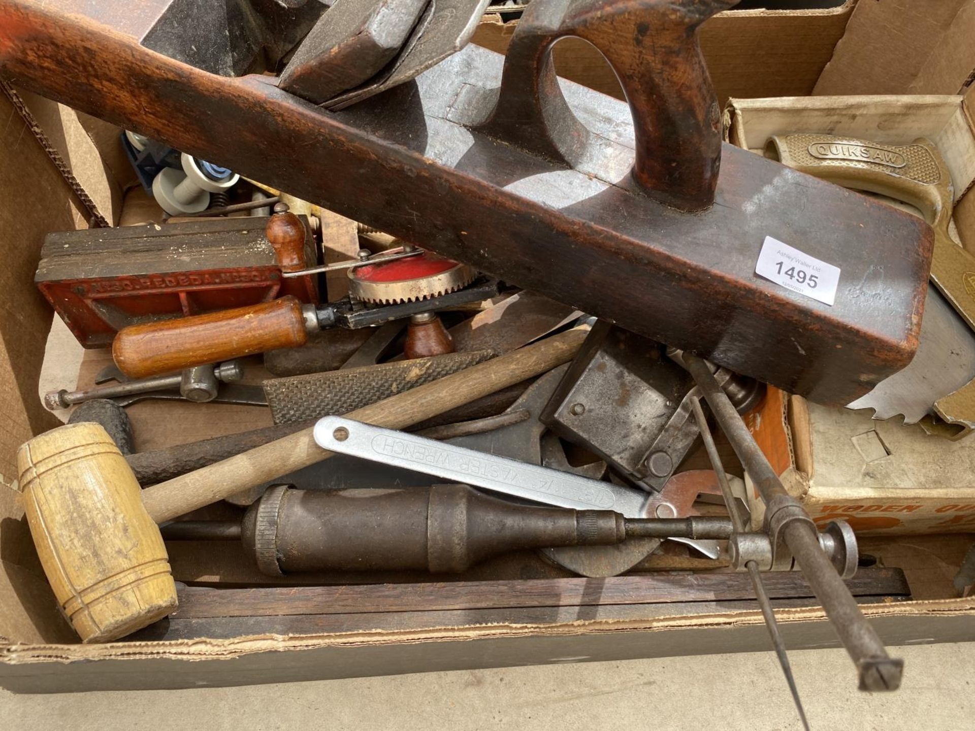 AN ASSORTMENT OF VINTAGE HAND TOOLS TO INCLUDE BRACE DRILLS AND PLANES ETC - Image 3 of 3