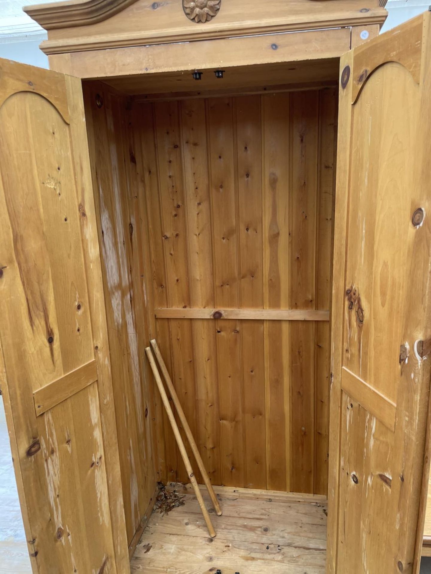 A PINE WARDROBE WITH TWO DOORS - Image 4 of 4