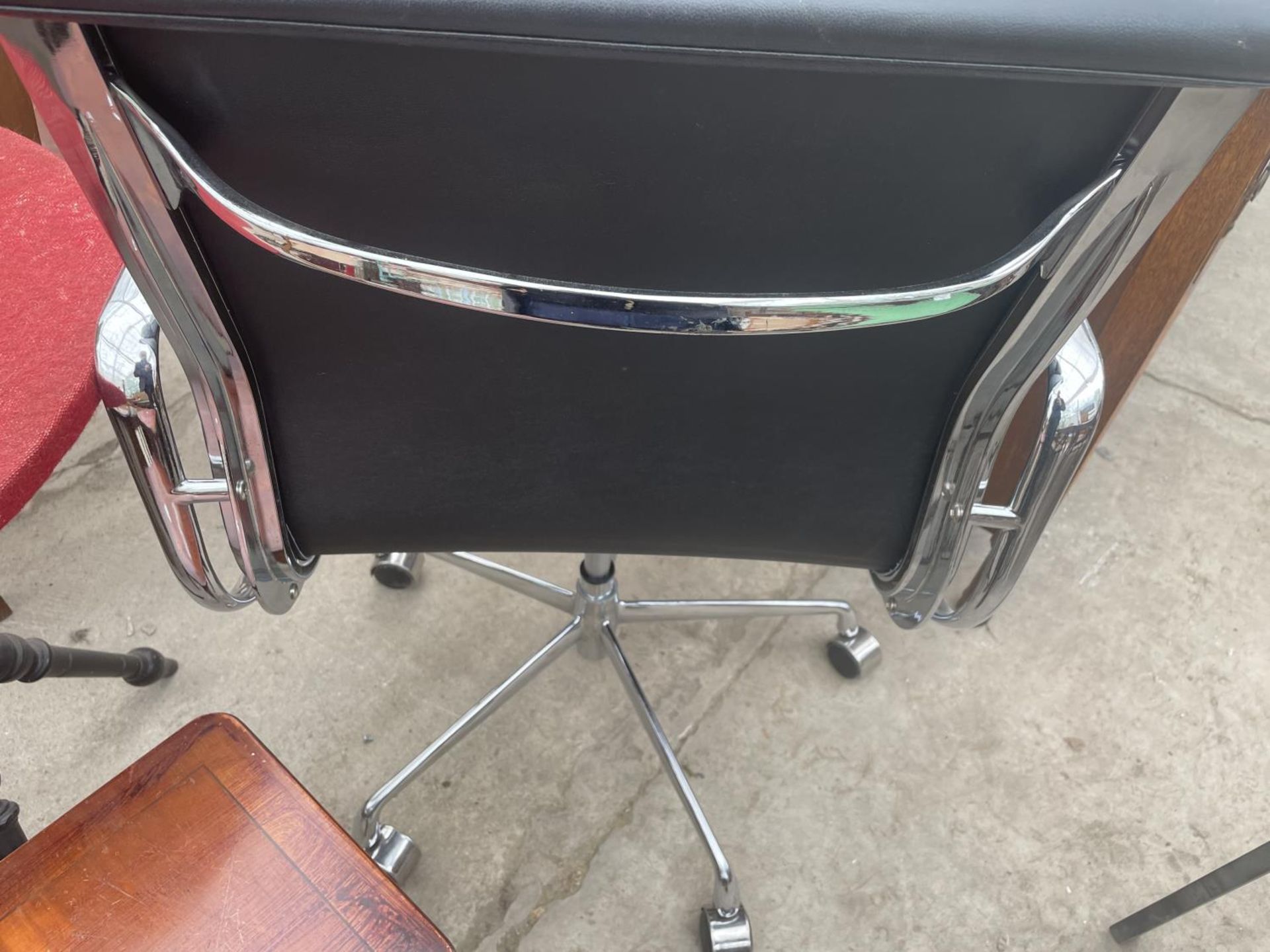 AN EAMES STYLES SWIVEL OFFICE ARM CHAIR AND CHROME BASE - Image 4 of 4