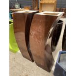 A PAIR OF DECORATIVE BROWN CURVED FIBRE GLASS PLANTERS (H:120CM)