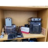 AN ASSORTMENT OF VINTAGE CAMERA EQUIPMENT TO INCLUDE A NO.2 BROWNIE CAMERA