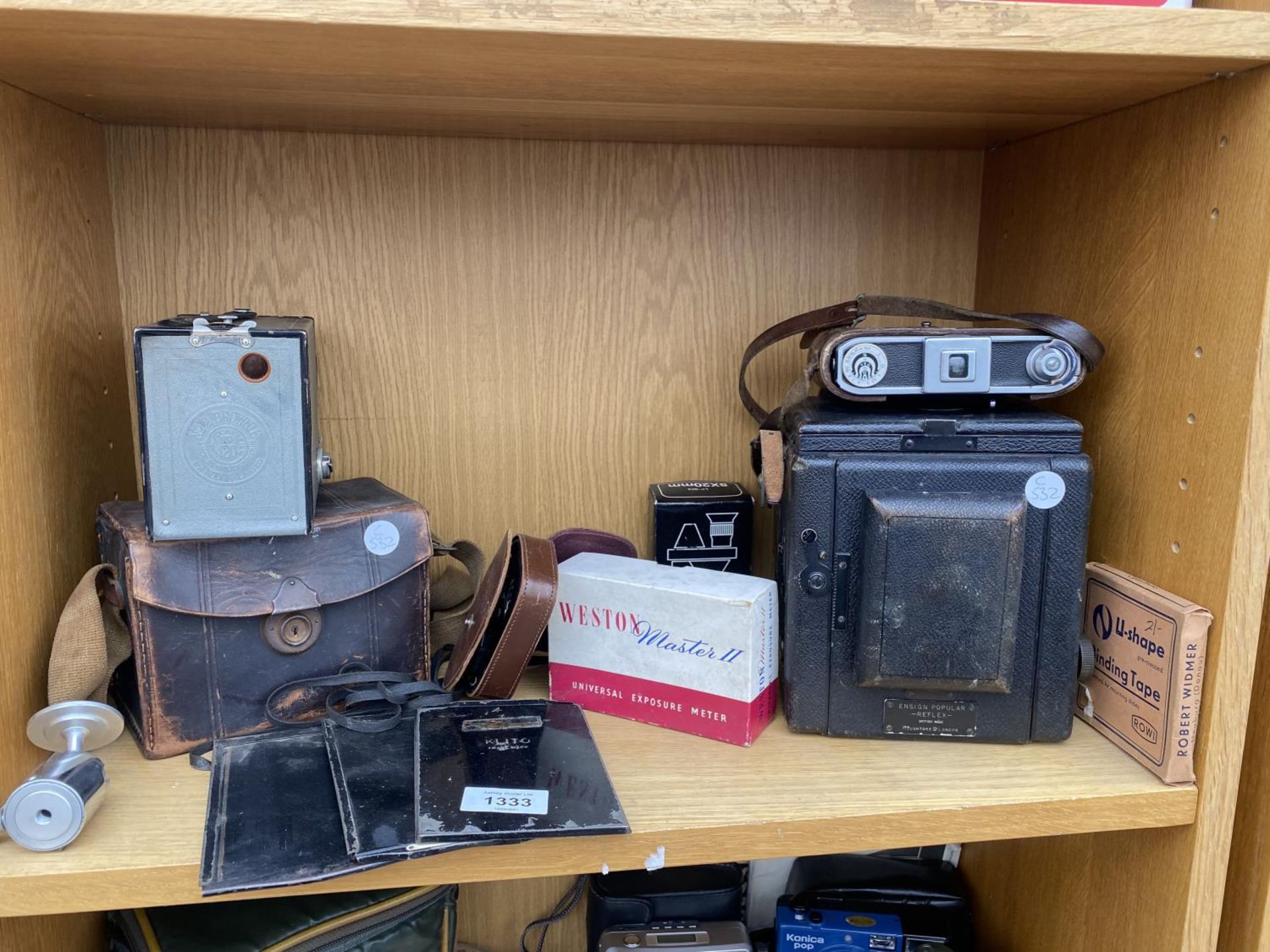 AN ASSORTMENT OF VINTAGE CAMERA EQUIPMENT TO INCLUDE A NO.2 BROWNIE CAMERA