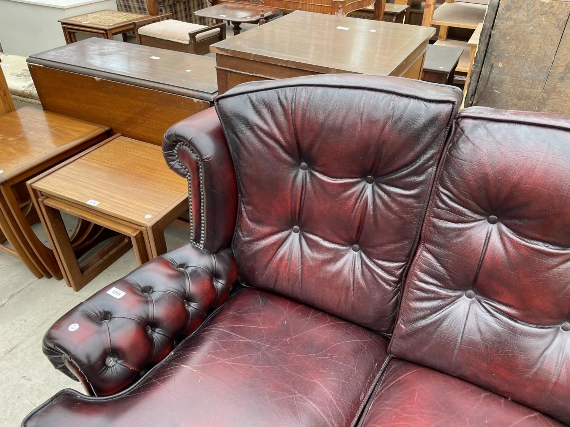 AN OXBLOOD LEATHER THREE SEATER SOFA WITH BUTTONED BACK AND ARMS - Image 2 of 6