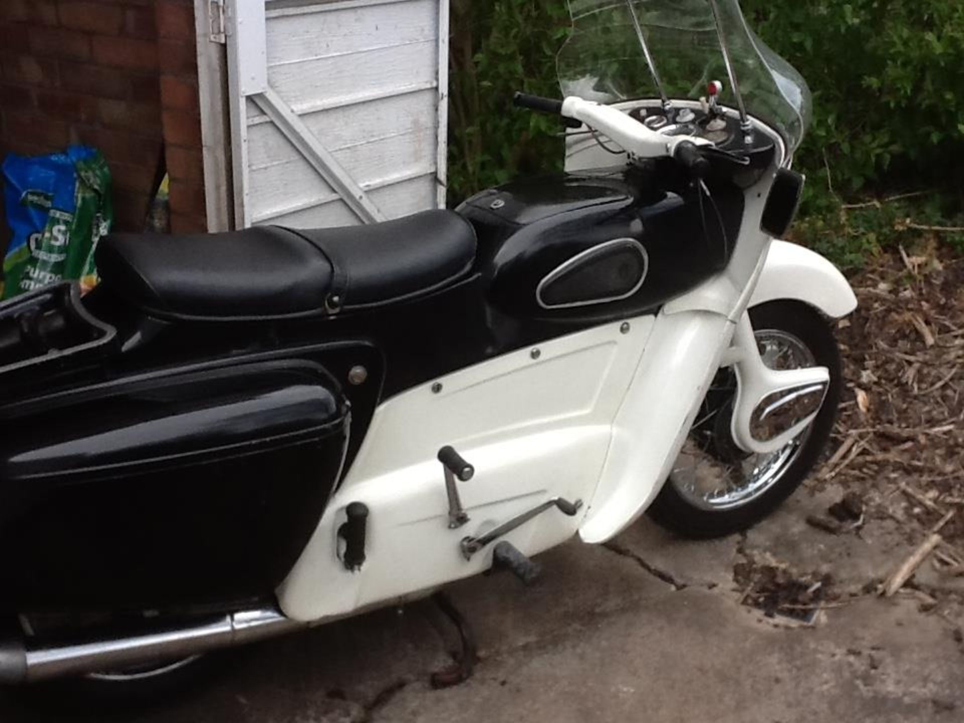 A 1962 ARIEL LEADER MOTORCYCLE, 250 CC, REGISTRATION UMS 880. THE FRAME AND ENGINE NUMBERS MATCH - Image 6 of 11