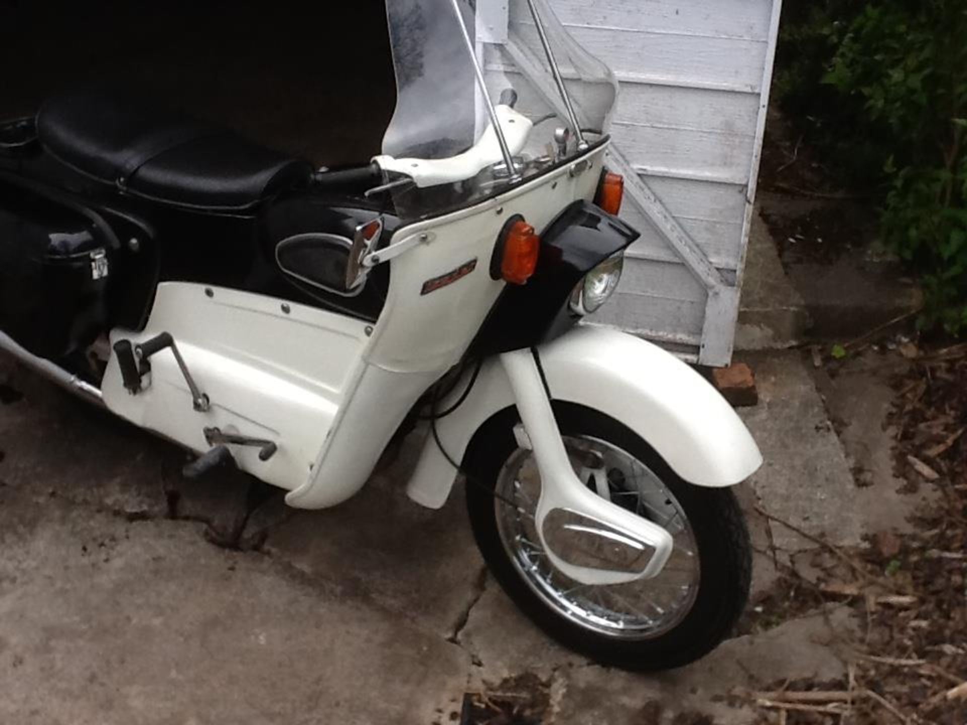 A 1962 ARIEL LEADER MOTORCYCLE, 250 CC, REGISTRATION UMS 880. THE FRAME AND ENGINE NUMBERS MATCH - Image 4 of 11