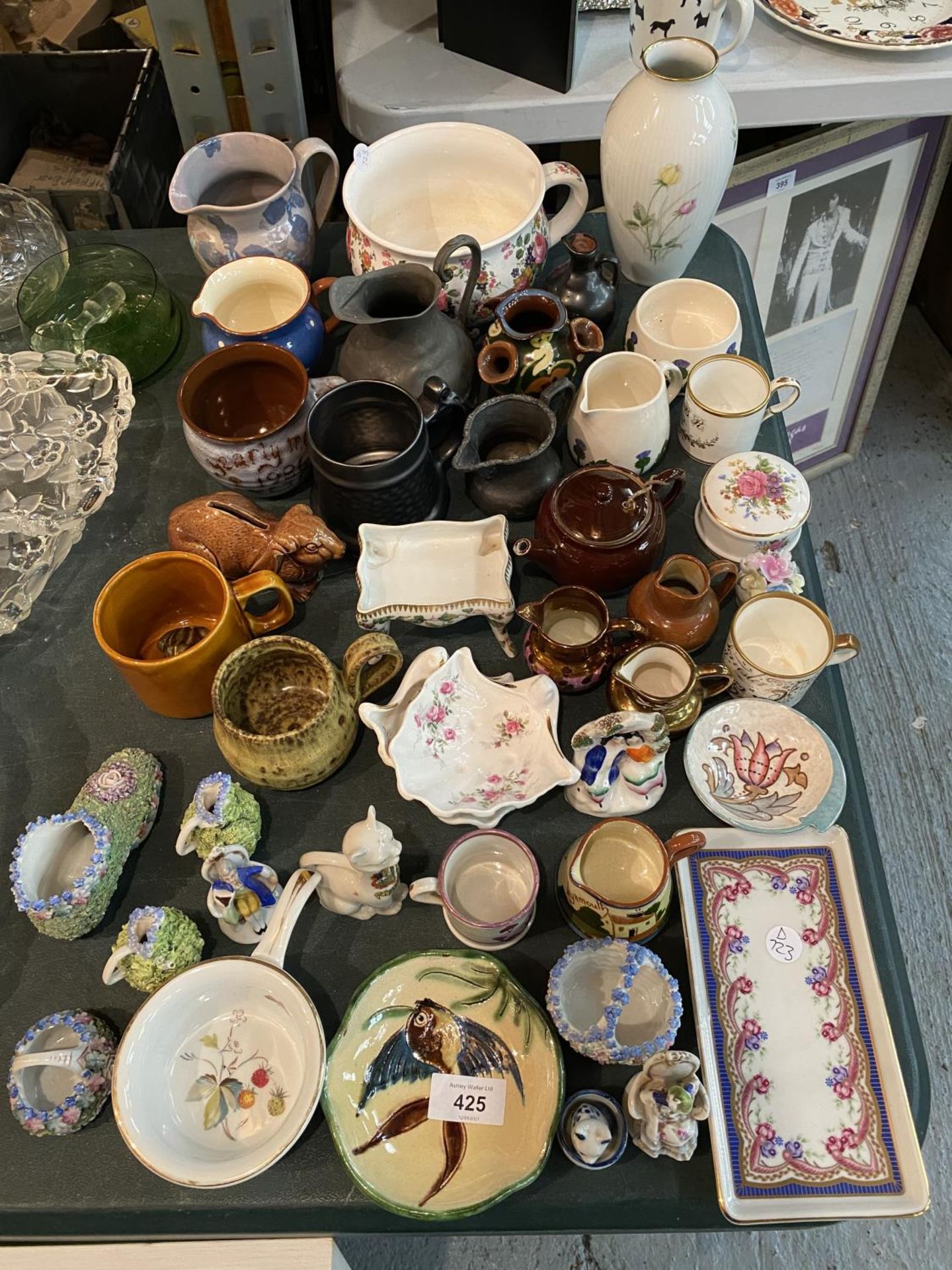 AN SELECTION OF CERAMIC COLLECTABLES AND SOME PEWTER